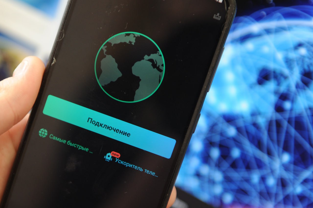 VPN-сервисы не дают полной анонимности и могут собирать и продавать данные о действиях пользователей. Об этом сообщил член комитета Госдумы по информационной политике, федеральный координатор партийного проекта «Цифровая Россия» Антон Немкин. «Бесплатные или малоизвестные VPN-сервисы сами могут собирать и продавать данные о ваших действиях — таких случаев за последние годы зафиксировано немало», - рассказал Немкин. Кроме того, VPN также не защищает от фишинга, вирусов, вредоносных расширений или "троянов", попадающих на устройство через сторонние источники.