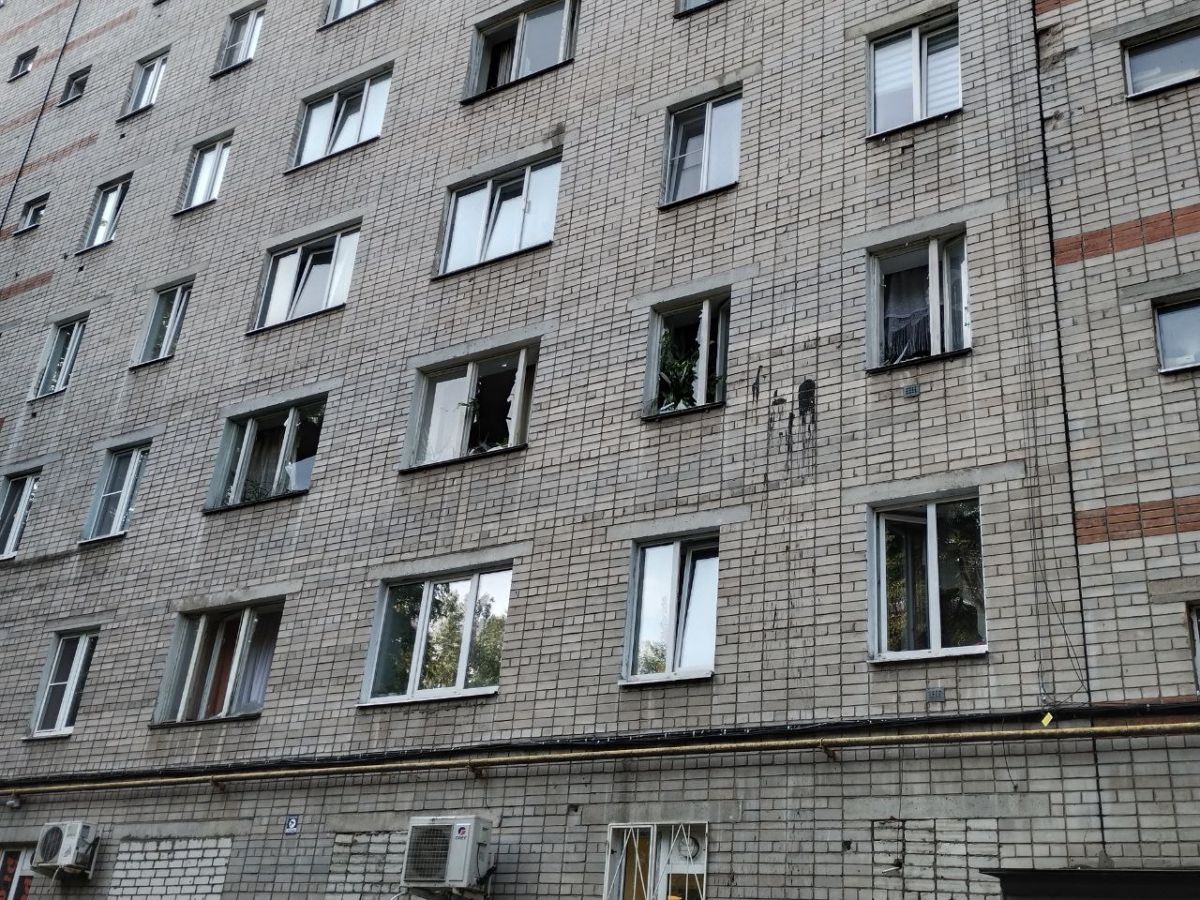 Более 26 квартир, 7 частных домов и 10 автомобилей повредили осколки беспилотников в Воронеже Повреждения получили более 26 квартир. Также незначительные повреждения фасадов и остекленений обнаружили в 7 частных домах. Еще на одном участке осколки попали в хозяйственную постройку. Кроме того, в замене стекол, устранении царапин и вмятин нуждаются 10 автомобилей. ↗ Прислать новость Подписаться