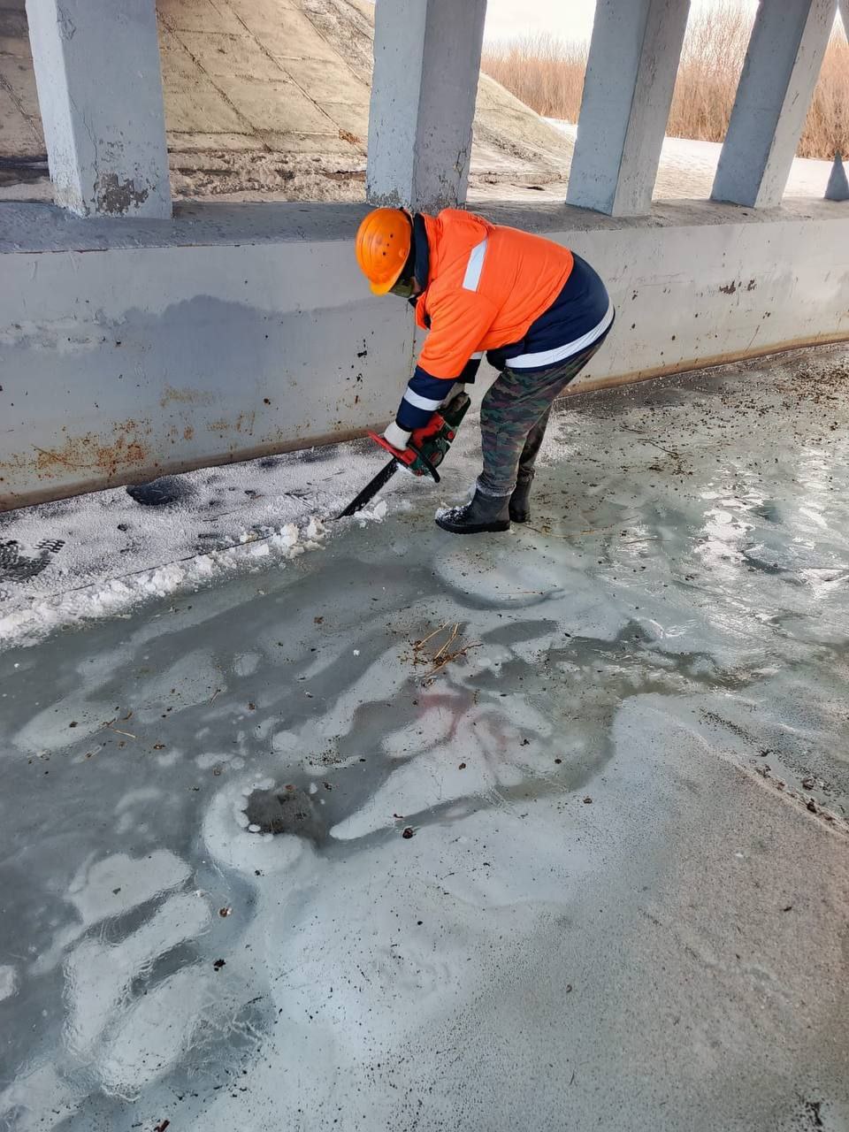 На автомобильных дорогах общего пользования регионального или межмуниципального значения Челябинской области подрядными организациями выполнены работы по очистке водопропускных труб, расчистке входных и выходных оголовков водопропускных труб, очистке водоотводных канав вдоль автомобильных дорог.    Подрядной организацией, выполняющей работы по содержанию мостовых сооружений на автомобильных дорогах общего пользования регионального или межмуниципального значения Челябинской области, выполнены работы  по опиловке льда вокруг опор мостовых сооружений. Для отвода вод с покрытия и с подходов мостовых сооружений производится очистка водоотводных лотков. Для своевременного принятия мер по ликвидации размывов конструктивных элементов мостов произведена заготовка инертных материалов на производственных участках.