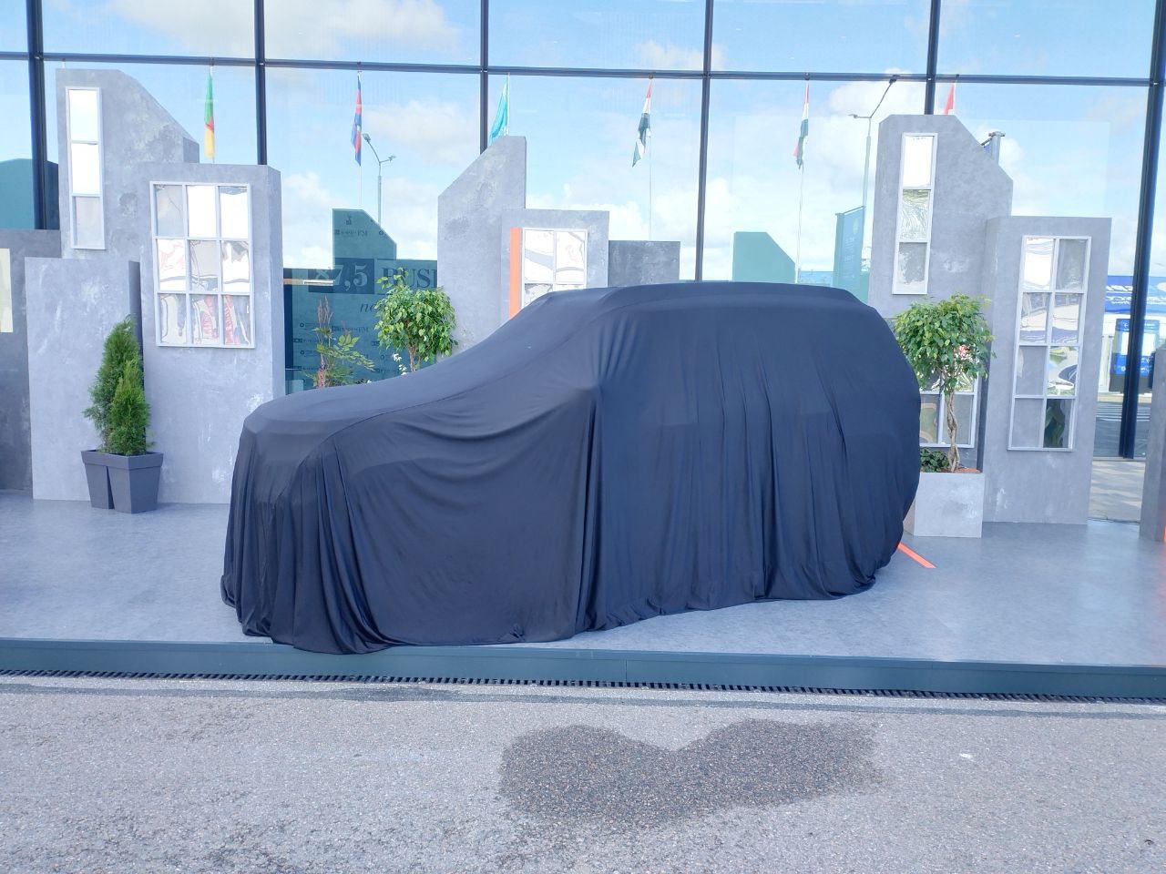  Через несколько часов АВТОВАЗ представит две новинки На форуме ПМЭФ-2025 готовятся к премьере. Автомобили пока скрыты под покрывалами. Одну из них нетрудно угадать: это рестайлинговая Lada Niva Travel. Она получила светодиодные фары, новый бампер и решетку радиатора. Вторая машина — абсолютно новый и пока безымянный кроссовер. Следите за нашими обновлениями, впереди больше новостей и подробностей. Первые комментарии от Максима Кадакова, главного редактора «За рулем» — на видео. #НовостиЗарулем #События #пмэф2025 Подписаться / Бот-предложка
