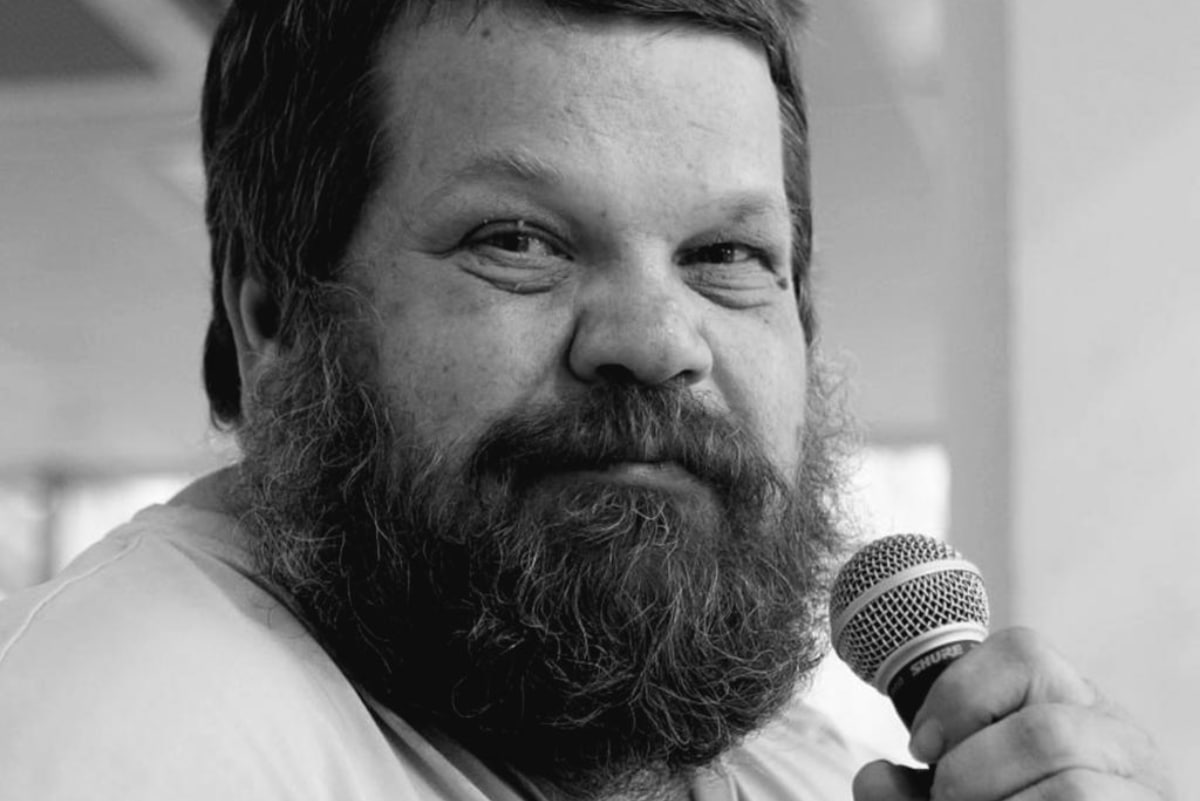 Умер работавший на матчах ЦСКА Динамо и сборной России диктор Плешаков Диктор Игорь Плешаков работавший в разное время на матчах сборной России ЦСКА и Динамо скончался в возрасте 56 лет сообщила пресс служба РФС Плешаков сначала работал диктором на матчах хоккейного Спартака с 2001 года на играх футбольного ЦСКА В разные годы он был голосом стадионов хоккейного и футбольного Динамо а также футбольного клуба Химки Плешаков сотрудничал с РФС более десяти лет работал на матчах мужских и женских сборных России финалах Кубка России В пресс службе ЦСКА отметили что голос Плешакова был знаковым для разных поколений болельщиков В память о дикторе армейцы начнут матч с Пари НН с минуты молчания Соболезнования в связи со смертью Плешакова также выразили в хоккейном и футбольном Динамо ЦСКА