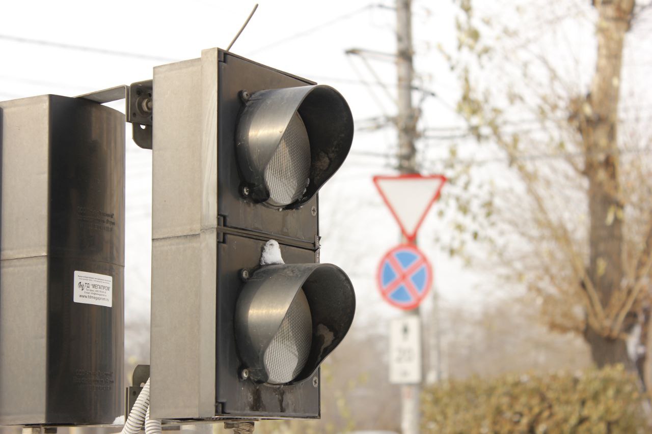 Житель Иркутской области погиб вместе с двумя детьми под товарным составом 4 января вечером на 5115 километре перегона Усолье Сибирское Мальта ВСЖД грузовой поезд сбил мужчину и двоих несовершеннолетних Локомотивная бригада подавала предупреждающие звуковые сигналы но мужчина на них не реагировал Машинист применил экстренное торможение однако наезда на людей избежать не удалось Пострадавшие от полученных травм скончались на месте Следователь Иркутского следственного отдела на транспорте Восточного МСУТ СК России возбудил уголовное дело Подробнее в Номер один ЧИТАЙТЕ НАС ВКОНТАКТЕ Сообщить нам свою новость можно по кнопке Письмо в редакцию