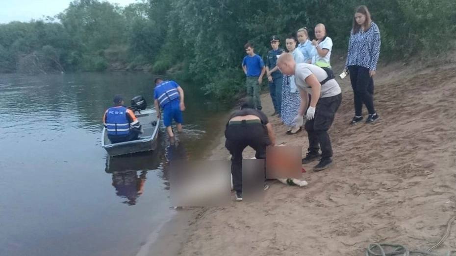 Семья из трех человек утонула в Клязьме в Петушинском районе Трагедия произошла 13 июля близ деревни Крутово. Тело старшего мужчины в тот же день ниже по течению реки обнаружил рыбак. 15 июля спасатели сняли с веток труп женщины. 16 июля поиски продолжились. В 14:00 примерно в 1,5 км от места трагедии было обнаружено тело 33-летнего сына. Подписаться Написать в редакцию