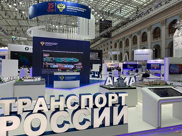 В Гостином дворе открылся форум-выставка "Транспорт России"  Вагон-купе для маломобильных граждан, тренажер для диспетчеров, платформу для обучения пилотированию беспилотных средств, систему самостоятельной регистрации багажа и другие разработки демонстрируют на Международном форуме и выставке "Транспорт России", которые открылись сегодня в московском Гостином дворе. Об этом сообщает ТАСС.  Федеральная пассажирская компания  ФПК , в частности, представила интерактивную инсталляцию первого в РФ вагона-купе для маломобильных граждан. Вагон отправится в составе поезда 3 декабря.  Представленная на выставке образовательная платформа "Аэросим" предназначена для обучения пилотированию БПЛА с нуля. Платформа предполагает возможность использования 20 обучающих уровней с видеоинструкциями и теоретическими материалами и совместима с большинством ОС. Сценарии включают отработку навыков пилотирования на пяти различных локациях.  aviaru.net/n277858