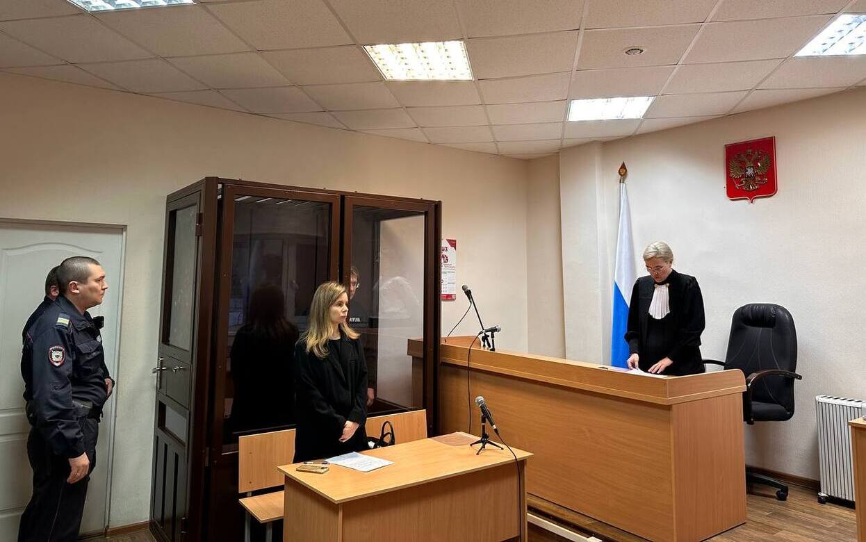 Заключили под стражу В Удмуртии расследуется уголовное дело в отношении 51 летнего руководителя муниципального округа Завьяловский район сообщила Объединенная пресс служба судов республики Дело возбуждено по материалам регионального управления ФСБ и расследуется Следственным комитетом Чиновнику вменяется получение взятки в крупном размере предусмотренной пунктом в части 5 статьи 290 УК РФ По данным следствия глава района получил от предпринимателя незаконное вознаграждение за содействие в заключении договоров аренды земельных участков находящихся в муниципальной собственности Сумма незаконного вознаграждения по версии следствия превысила 500 тысяч рублей и представляла собой имущественные услуги Подозреваемому предъявлено обвинение Он не признает свою вину Суд избрал меру пресечения в виде заключения под стражу Следственные действия продолжаются Фото Объединенная пресс служба судов Удмуртии izhlife ru Ижевск Удмуртия