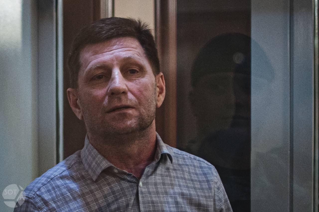 Прокурор запросил Сергею Фургалу 25 лет заключения по экономическому делу Гособвинение также попросило взыскать с хабаровского экс губернатора 11 млн рублей запретить ему занимать госдолжности на 3 года а также ограничить его свободу на 2 года передал наш корреспондент Сроки были запрошены и другим фигурантам дела которые по мнению следователей являются участниками преступного сообщества Николаю Шухову юристу группы Торэкс 22 лет лишения свободы 2 года ограничения свободы также взыскать 11 млн Юрия Золочевскому консультанту по финансовым вопросам 21 год лишения свободы 1 год ограничения свободы и штраф в 1 млн рублей Дмитрию Козлову замдиректору по безопасности Торэкс Хабаровск 21 год лишения свободы 2 года ограничения свободы и штраф в 6 млн рублей Галине Алейниковой главбуху группы Торэкс 20 лет лишения свободы 1 год ограничения свободы и штраф в 8 млн рублей Владиславу Кармашкову финансовому директору Торэкса 17 лет лишения свободы и штраф в 6 млн рублей Геннадию Савочкину директору ООО Строитель 18 лет лишения свободы 1 год ограничения свободы и штраф в 2 млн рублей Светлане Осипенко заместителю главбуха Торэкс 12 лет лишения свободы 2 года ограничения свободы и штраф в 2 млн рублей Дмитрию Голованову председателю правления Российского банка поддержки малого и среднего предпринимательства 4 года лишения свободы Петру Емельянову экс депутату Хабаровской гордумы 15 лет лишения свободы 1 год ограничения свободы и штраф в 3 млн рублей Кроме того обвинение попросило конфисковать имущество Фургала и его жены Ларисы Стародубовой Шухова Алейниковой Кармашковой По мнению следствия Фургал и его сообщники создавали искусственный документооборот через однодневные компании группы Торэкс для хищения средств у МСП Банка и у других компаний Сам Фургал же использовал депутатский статус для передачи денег в Москву и ЛДПР Управление бизнесом группы шло через Шуховского и Золоческого Прения отложили до 16 октября Фото архив SOTAvision Чтобы разобраться в этом запутанном деле читайте наше интервью с самим Сергеем Фургалом Подпишитесь на SOTAvision новости из России без цензуры и пропаганды