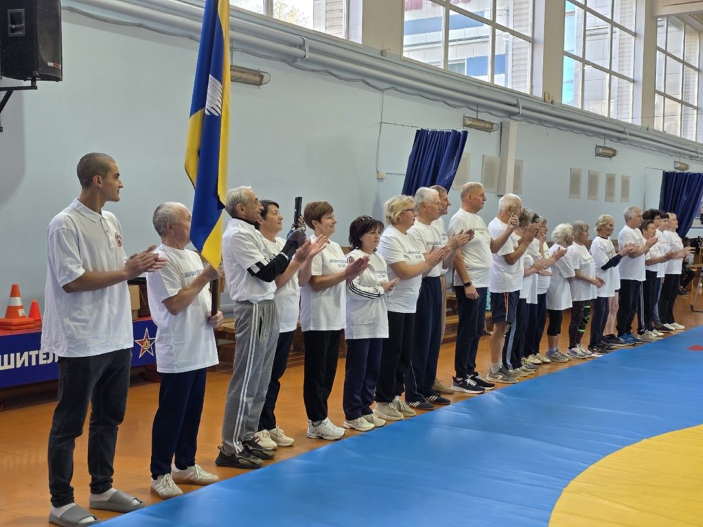 В Рязани прошел традиционный фестиваль спорта Бабушки и дедушки на старт Ветераны желающие посостязаться друг с другом и просто пообщаться каждый год собираются в спортклубе Родной край спорт в День пожилого человека В этом году фестиваль спорта Бабушки и дедушки на старт проводился в 10 й раз В нем принимали участие команды ветеранов спорта из Рязани и районов области На церемонии открытия участников приветствовали консультант министерства физической культуры и спорта Татьяна Ивонина председатель Совета ветеранов физической культуры спорта и туризма Рязанской области Илья Андреевич Крючков директор спортивного клуба Родной край спорт Юрий Новиков Наиболее активным ветеранам были вручены благодарственные письма и ценные подарки министерства физической культуры и спорта Рязанской области а также управления по физической культуре и массовому спорту администрации Рязани Подписывайтесь на наш канал в МАХ