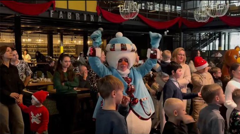 В Брянской Фабрике устроили новогодний праздник для детей участников СВО guberniya tv obshhestvo 324678 На празднике волонтёры ОНФ передали детям новогодние поздравления от президента России Владимира Путина ƃℾ подписаться прислать новость