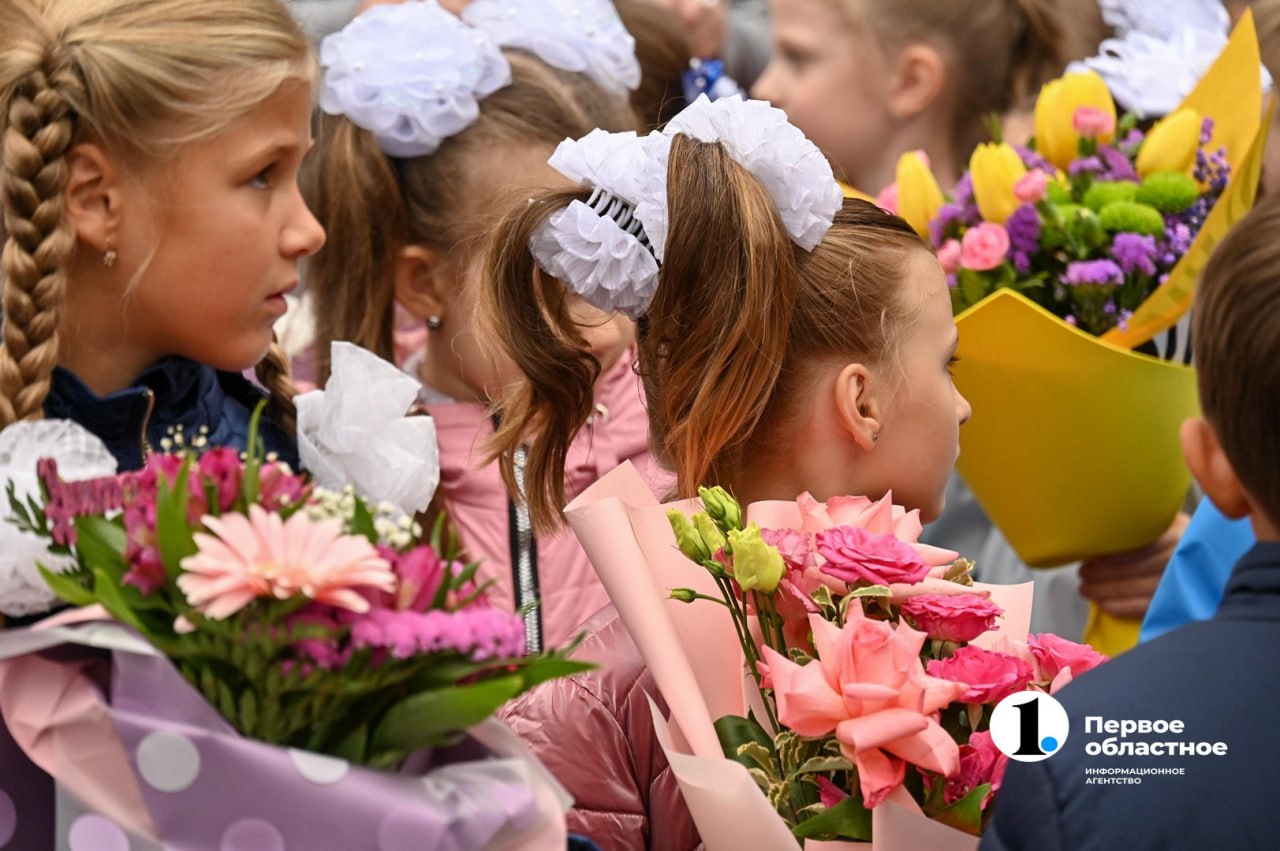 1 сентября в челябинских школах пройдет в условиях повышенной безопасности Торжественные линейки в этом году проведут только для первых и выпускных классов В мэрии сообщили что практически во всех школах Челябинска они пройдут внутри здания Все мероприятия которые будем проводить 1 сентября посвященные Дню знаний должны проходить с обязательным контролем мер безопасности Правоохранительные органы свою работу знают Металлоискатели должны быть обеспечены на всех мероприятиях поручил Алексей Лошкин Подписаться Прислать новость