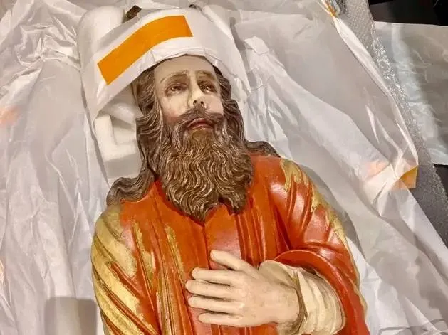 В Нижегородскую область вернули отреставрированные памятники храмовой скульптуры В Нижегородскую область доставили после реставрации и консервации 47 памятников деревянного храмового искусства Нижегородского Поволжья XVII начала XX вв Об этом сообщили в министерстве культуры региона Экспонаты из коллекции Нижегородского музея заповедника Нижегородского художественного музея муниципальных музеев Арзамаса Балахны Ветлуги Городца и музея Нижегородской епархии обновили специалисты Всероссийского художественного научно реставрационного центра им И Э Грабаря Сотрудничество с научно реставрационным центром им И Э Грабаря помогло как восстановить физическую форму предметов так и сохранить их аутентичность Это позволяет понять локальную специфику резьбы процветавшей в Поволжье а также подтверждает высокий статус коллекции Отреставрированные экспонаты представят в качестве основы новой выставки Нижегородского музея заповедника Собор Святых Три века деревянной храмовой скульптуры Нижегородского края Экспозиция откроется в манеже нижегородского кремля Деловой квартал в MAX