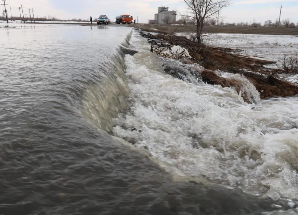 Казахстан и Россия провели встречу по взаимодействию во время паводков Окончательный прогноз водности по бассейну реки Урал представят в начале марта сообщили в Минводы республики Российская сторона в паводковый период планирует сбрасывать из Ириклинского водохранилища в Урал не более 200 кубов в секунду Для сравнения максимальный сброс был весной 2024 года 2170 кубов в секунду Водохранилища в Казахстане смогут принять 14 3 млрд кубов паводковых вод Приток ожидают в пределах 9 13 9 млрд кубов На севере страны крупные водохранилища наполнены в среднем на 70 в центральном Казахстане на 68 на западе 48 на востоке 86 В 2024 году когда паводки оказались сильнейшими за 80 лет на 1 марта средняя свободная емкость водохранилищ по стране составляла 60