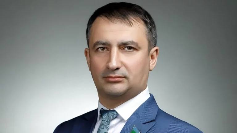 Депутат из Югры лишился поста зампреда комитета после слов об «исторической родине» мигрантов-узбеков Депутат Думы Ханты-Мансийского автономного округа — Югры Халид Таги-заде лишился должности заместителя председателя комитета по соцразвитию после своей реплики про мигрантов-узбеков, приезжающих на юг Сибири как на «историческую родину». Такое решение приняли его коллеги на внеочередном заседании окружного парламента. В качестве мер воздействия Дума также решила объявить Таги-заде публичное порицание, потребовать от него публичных извинений и сообщить избирателям через СМИ о «фактах, связанных с нарушением правил депутатской этики». Председатель Думы Югры Борис Хохряков пояснил в своем телеграм-канале, что Таги-заде не могут досрочно лишить депутатских полномочий — не из-за «мягкотелости, беззубости или корпоративных интересов», а потому что закон не предусматривает такого наказания при нарушении депутатской этики : Дума Ханты-Мансийского автономного округа — Югры