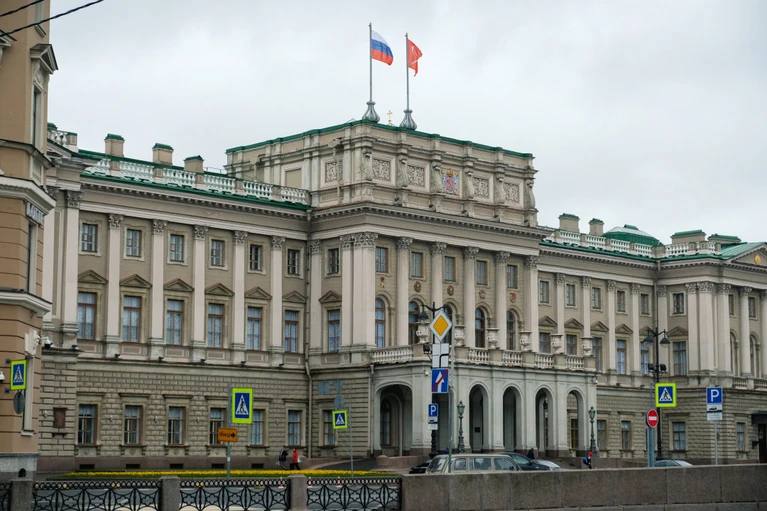 Музеи в Петербурге могут стать бесплатными, но 1 раз в месяц   По крайней мере, об этом всерьёз задумались депутаты ЗакСа. Предложение сделать бесплатным одно посещение в месяц любого культурного бюджетного учреждения озвучил депутат Андрей Рябоконь.  Слуга народа считает, что так музеи станут доступнее для всех слоёв населения, а также повысится культурный уровень россиян.   «Комсомолку»