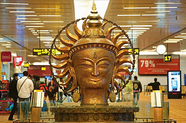 Более 250 авиарейсов задержали в Дели из за сильного загрязнения воздуха Густой смог вызванный сильным загрязнением атмосферы над Дели привел к задержкам свыше 250 авиарейсов в четверг Об этом сообщает ТАСС со ссылкой на данные Hindustan Times Кроме того из за плохой видимости еще 22 рейса отменили По последним данным индекс качества воздуха в Дели равен 358 что отражает опасную степень загрязнения aviaru net n290935