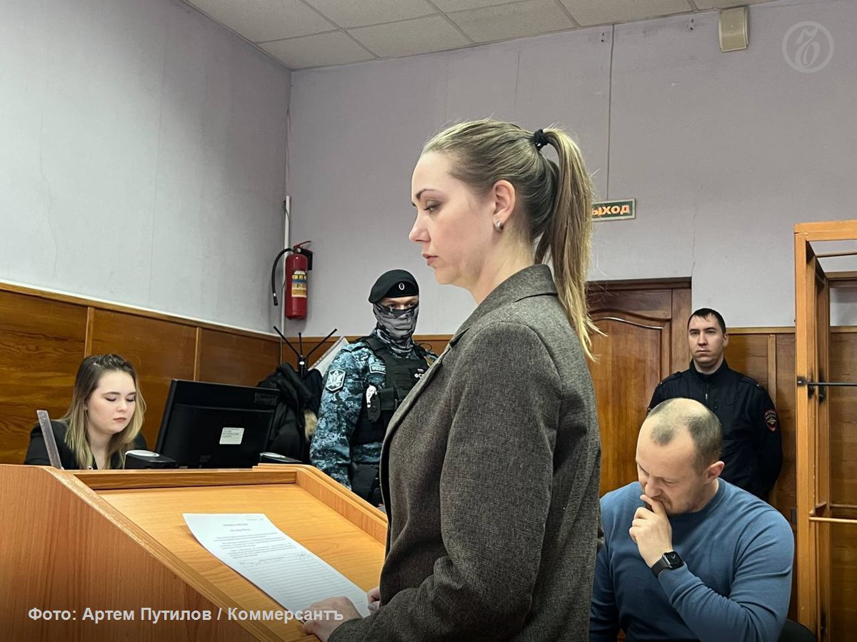 По делу редактора Ura ru Дениса Аллаярова в качестве свидетеля выступила Юлия Карпова супруга экс силовика и дяди журналиста Андрея Карпова передает корреспондент Ъ Урал Напомним Дениса Аллаярова обвиняют в даче взятки Андрею Карпову за предоставление оперативных сводок Во время процесса Юлия Карпова сообщила что от Дениса Аллаярова ей поступило три перевода денежных средств два по 25 тыс руб и один в размере 20 тыс руб Она в свою очередь переводила эти деньги своему мужу Андрею Карпову который работал начальником уголовного розыска отдела полиции Екатеринбурга Юлия Карпова также давала показания что Денис Аллаяров переводил деньги и на карту мамы Андрея Карпова своей бабушке Подписывайтесь на Ъ Урал