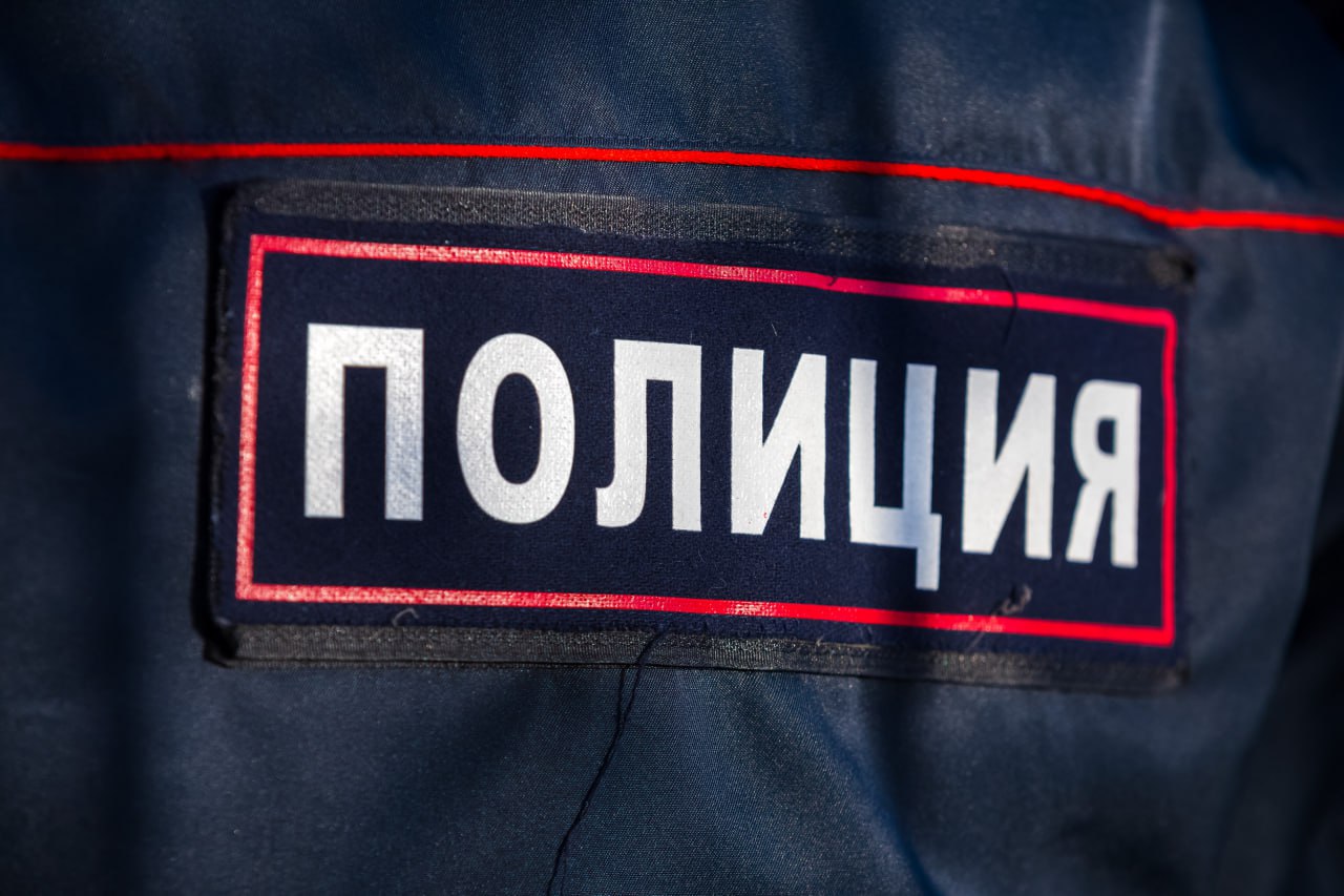 Южноуральцев предостерегли от проникновения на энергообъекты В последнее время в России фиксируются случаи, когда аферисты, используя социальную инженерию, заставляют свою жертву совершить настоящую диверсию. По сведениям Минэнерго России в различных регионах РФ совершены незаконные проникновения на территории электроподстанций с целью их повреждений. «Порча электрооборудования может привести к отключениям света в домах и на важных социальных объектах», – говорится в сообщении ведомства. При этом сам человек, запуганный или сбитый столку мошенниками, может даже не осознавать, что стал исполнителем преступления. Вместе с тем, стоит понимать, что за совершения диверсии предусмотрено наказание в виде лишения свободы на срок от 10 до 20 лет. Единственным способом не стать жертвой обмана, прекратить общение с неизвестным и самостоятельно перезвонить в ведомство, от лица которого вам звонили.