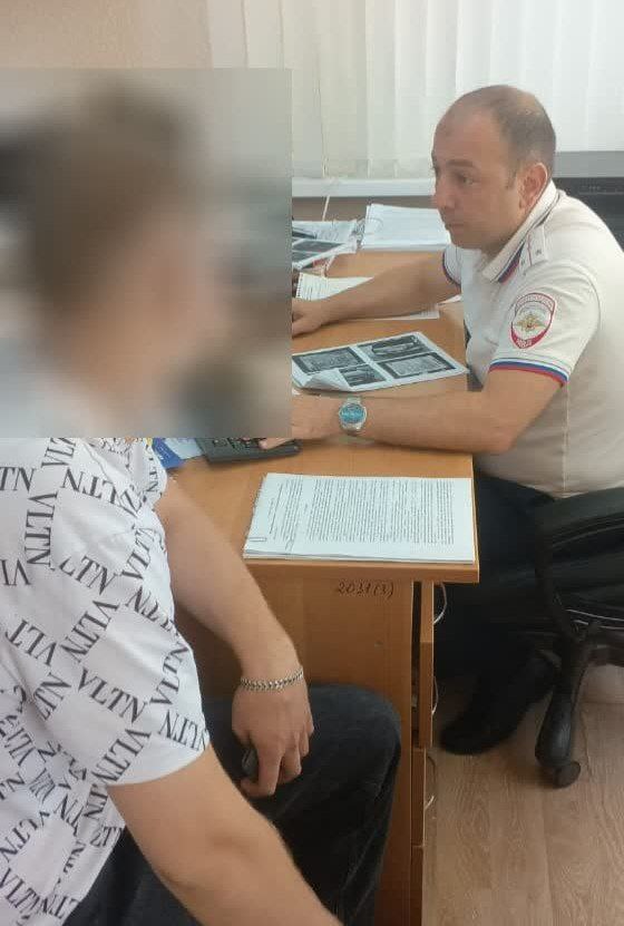 Установлена личность мужчины, задавившего собаку в Анапе   Ранее 21-летний водитель  на автозаправке в станице Гостагаевской  г. Анапа  наехал на спящую собаку.   В отношении 21-летнего жителя станицы Гостагаевская  г. Анапа  составлен протокол об административном правонарушении по ч. 2 ст. 12.27 КоАП РФ «Оставление водителем в нарушение Правил дорожного движения места дорожно-транспортного происшествия, участником которого он являлся».   Решением суда задержанный помещен под административный арест.    Полиция Кубани