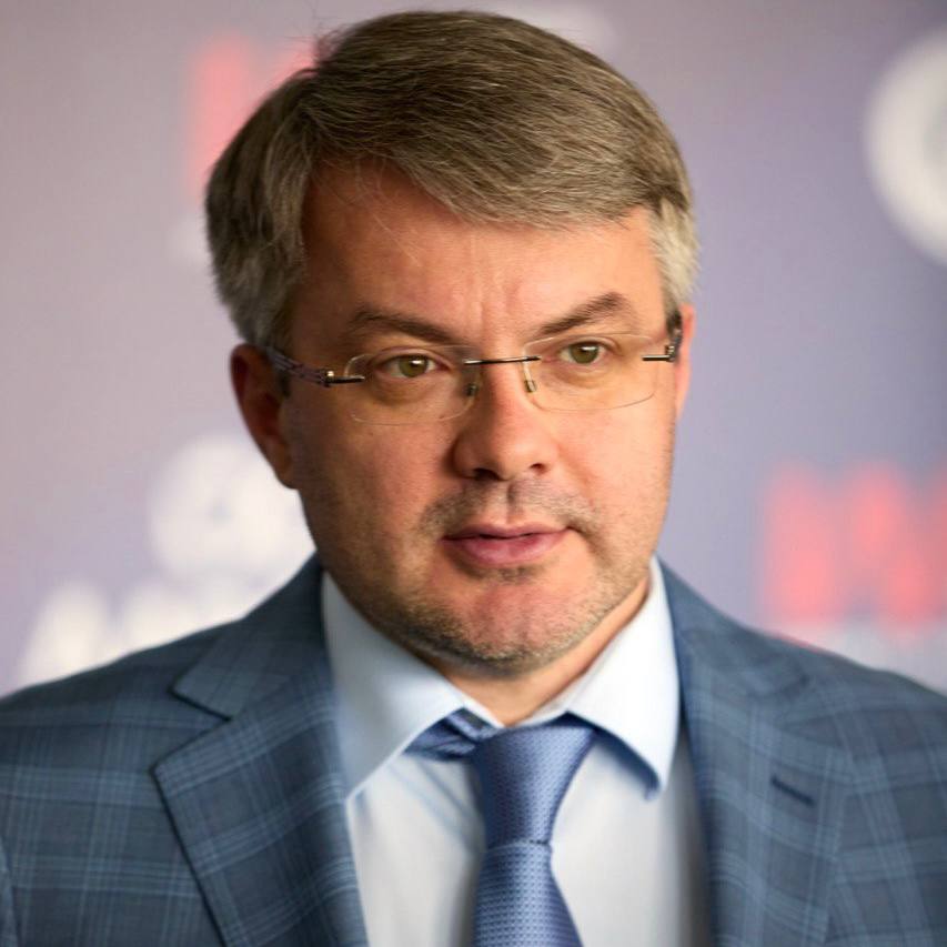 «Крылья Советов» проиграли суд «РТ-Капитал» Арбитражный суд Москвы удовлетворил иск дочерней компании «Ростеха» - «РТ-Капитал» - к самарским «Крыльям Советов». Судья постановил взыскать с клуба 923 млн рублей. Председатель Совета директоров «Крыльев Советов» Дмитрий Яковлев прокомментировал ситуацию: - Никакие судебные тяжбы не повлияют на жизнь клуба. Будем подавать апелляцию и через суд добиваться пересмотра данного решения. Клуб предлагал варианты урегулирования данного вопроса мирным путем, комфортного для обеих сторон, но нас не услышали. Непонятно, почему именно сейчас спустя 14 лет второй стороне потребовалось взыскать с нашего клуба единовременно всю сумму. Видимо тяжелые времена для компании...