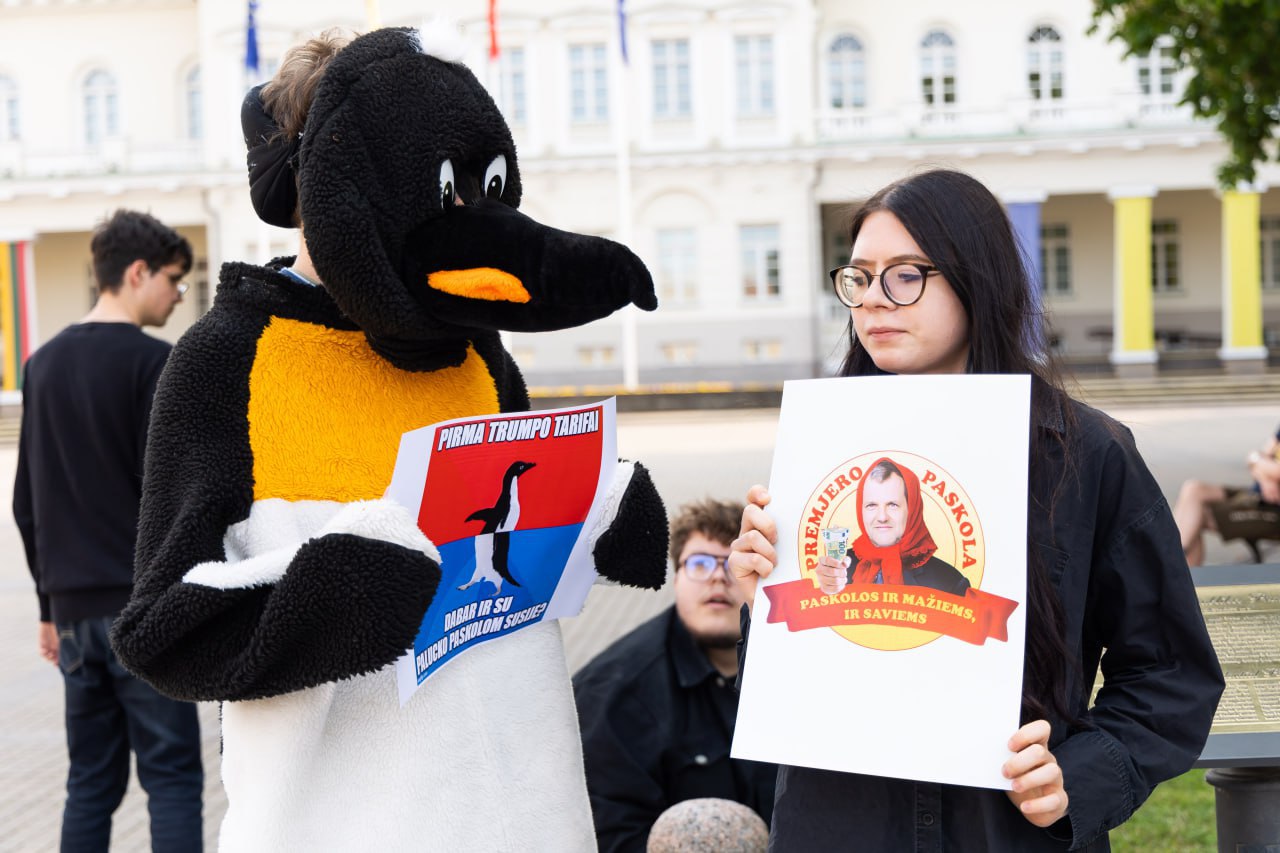 Литовцы протестуют против своего премьер-министра В Литве вновь вспыхнули протесты, на этот раз против премьер-министра Гинтаутаса Палуцкаса, которого обвиняют в коррупционных связях и использовании служебного положения в личных целях. Поводом стала выдача льготного кредита на 200 тысяч евро компанией ILTE Национальный банк развития , которая частично принадлежит самому Палуцкасу. Компания ILTE, формально созданная для поддержки бизнеса, сельского хозяйства и госсектора, оказалась инструментом в руках тех, кто стоит у власти. Помимо этого, литовцы не дольны тем, что президент Литвы Науседы молчит по этому поводу, хотя ранее активно комментировал любые ситуации связанные с коррупцией, а теперь, похоже, предпочитает отстраняться от ситуаций, затрагивающих интересы новой правящей коалиции. Протест у президентского дворца стал символом недоверия не только к премьеру, но и к самому институту власти, где вместо здравого смысла, прозрачности и работы на благо общества всё чаще прослеживаются тени личной выгоды и коррупционного сговора. Всё происходящее показывает, что в литовской политике здравый смысл давно уступил место негласным договорённостям и личной наживе. А государственные ресурсы всё чаще используются не для нужд людей, а как удобный инструмент обогащения избранных.