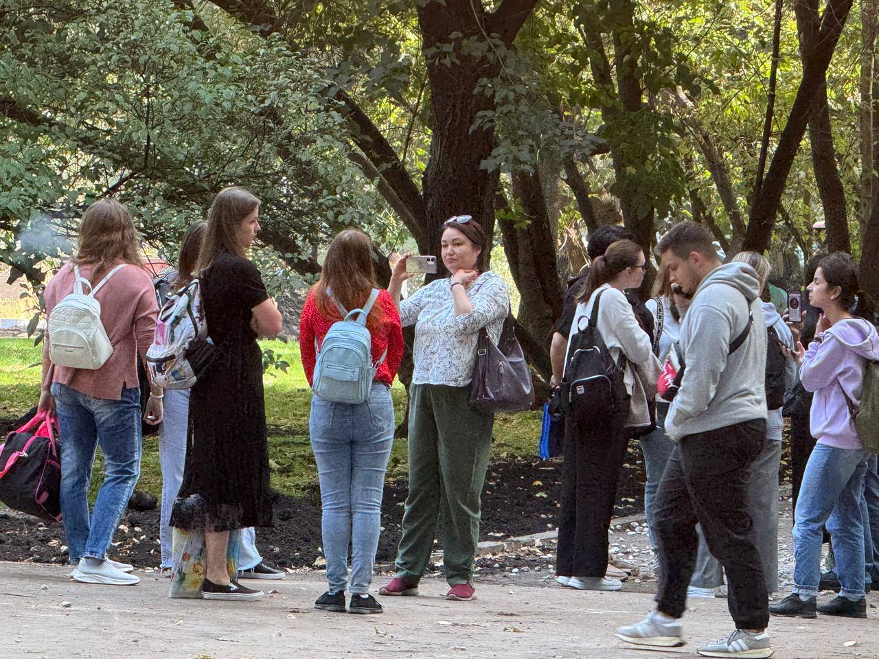 Сегодня жены мобилизованных из горе-движения «Путь домой» , оно же иноагент, обьявили, что выходят на акцию протеста. Долго, конечно, они призывали кого-нибудь постоять с ними на этой сходке, но, как и бывает, народа не густо. В принципе, как и всегда проходят их акции.  Интересно наблюдать, что там сейчас топчется сектантка, самозванка  у нее никто не служит  и иностранный агент Ольга Цуканова   на фото в белой рубашке . Она последовательница еще одной сектантки Светланы Пеуновой, которая еще и в международном розыске. Еще Цуканова  все пыталась продвигать тему матерей и жен мобилизованных, но там не сложилось. А сейчас, видимо, пытается хоть как-то показать себя, разгуливая на акции, не имея мобилизованного родственника.  Но для движения «Путь домой»  характерно, что там никто никому не является родственником. Жены мужей не ждут, и кто там кому еще жена – вопрос. Вот и притерлась блудная собака в лице Цукановой  хоть как-то поторговать фейсом.   Иноагент   ГАСПАРЯН    ГАСПАРЯН