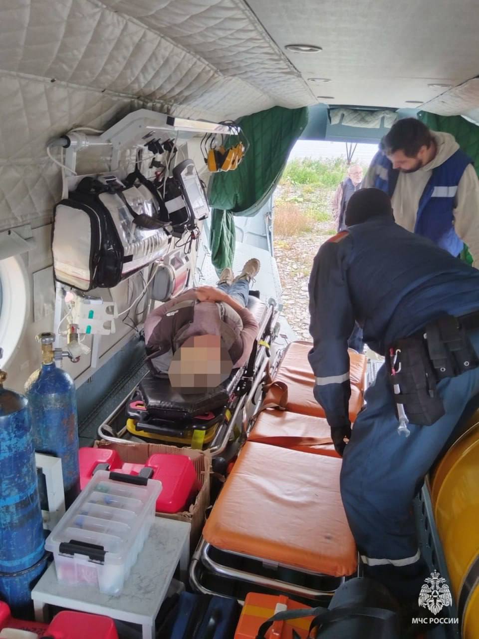 Вечерний Мурманск Женщину эвакуировали с полуострова Средний в Мурманск Спасатели Мурманского АКАСЦ вылетели на вертолёте Ми 8 чтобы помочь женщине в труднодоступной местности Женщину эвакуировали с полуострова Средний и доставили в Мурманск где её передали медикам скорой помощи для госпитализации Фото МЧС России
