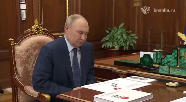 Владимир Путин обсудил поддержку детей с протоиереем Александром Ткаченко