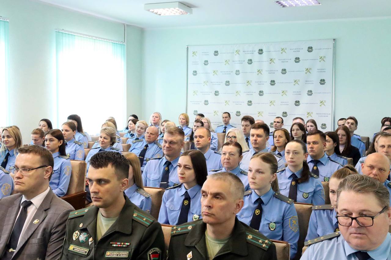 Нового руководителя Могилевской таможни Ярослава Кузина представил сегодня коллективу таможенников и руководству правоохранительных структур области Председатель Государственного таможенного комитета Владимир Орловский. Председатель ГТК отметил серьезность такого назначения для региона и выразил уверенность, что поставленные перед таможней задачи будут решаться под руководством Ярослава Кузина на должном уровне: «Ярослав Владимирович родом из Могилева, начинал свою службу именно здесь - 17 лет на различных участках работы и должностях. Последние два года работал заместителем начальника Минской региональной таможни. Его профессионализм и опыт, обладание различными компетенциями таможенного дела обязательно положительно отразятся на результатах работы таможни». Наряду с задачами, которые сегодня стоят перед таможенной службой, Глава таможенного ведомства обсудил с могилевскими таможенниками тему здоровья как залога устойчивого развития нации. На рабочей встрече с Председателем Могилевского облисполкома Анатолием Исаченко и новым руководителем таможни намечены дальнейшие шаги по вкладу таможни в содействие развитию внешнеэкономической деятельности в области.