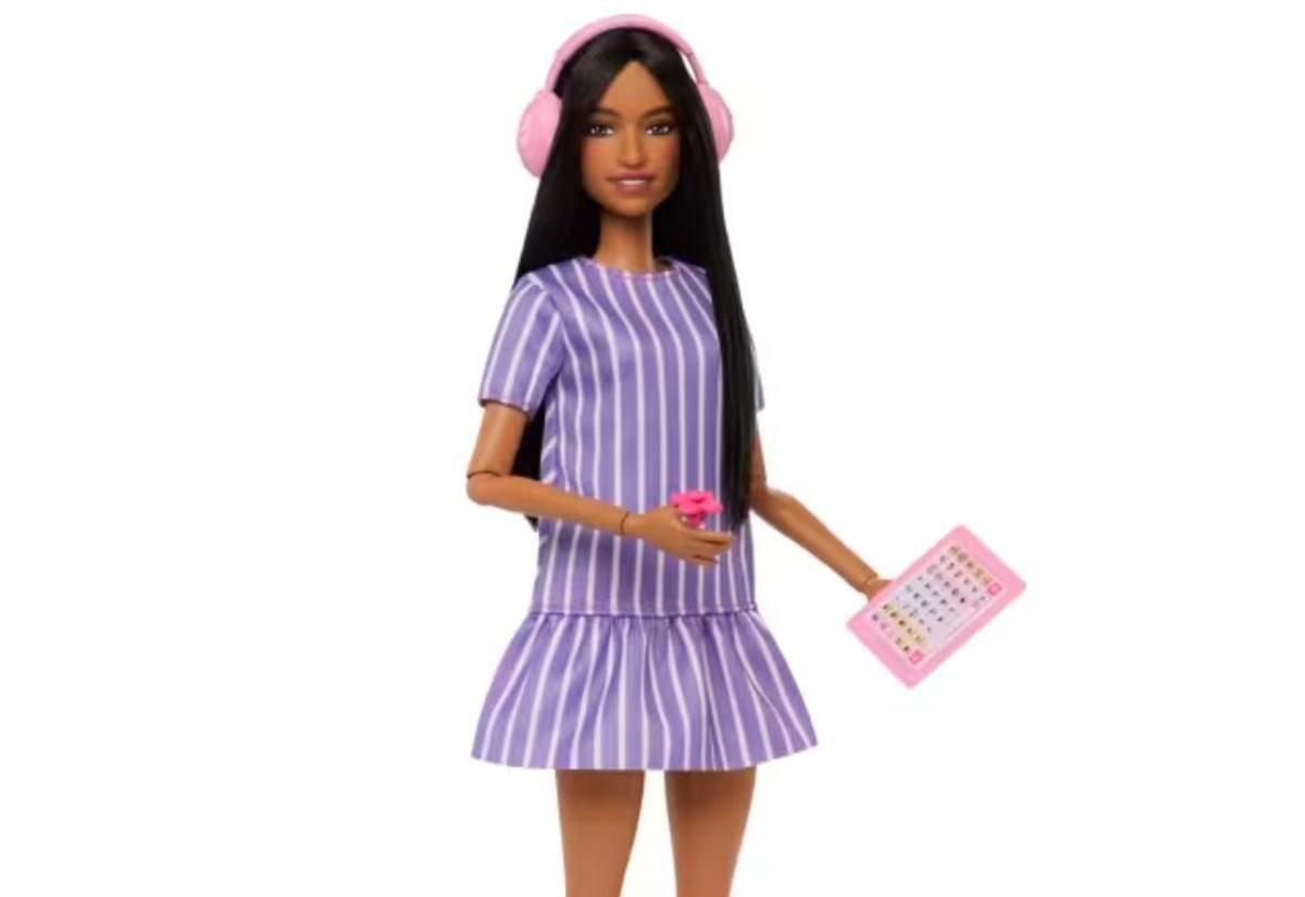 Компания Mattel выпустила куклу Барби с аутизмом Новая Барби пополнит инклюзивную серию в которой уже есть куклы с синдромом Дауна с диабетом первого типа слепая и другие Разработчики объяснили что отведенные в сторону глаза куклы напоминают взгляд людей с аутизмом которые зачастую избегают зрительного контакта с окружающими Еще одна важная деталь на пальце кукла носит спиннер который помогает ей снимать стресс А на голове у нее наушники с шумоподавлением  Подробнее