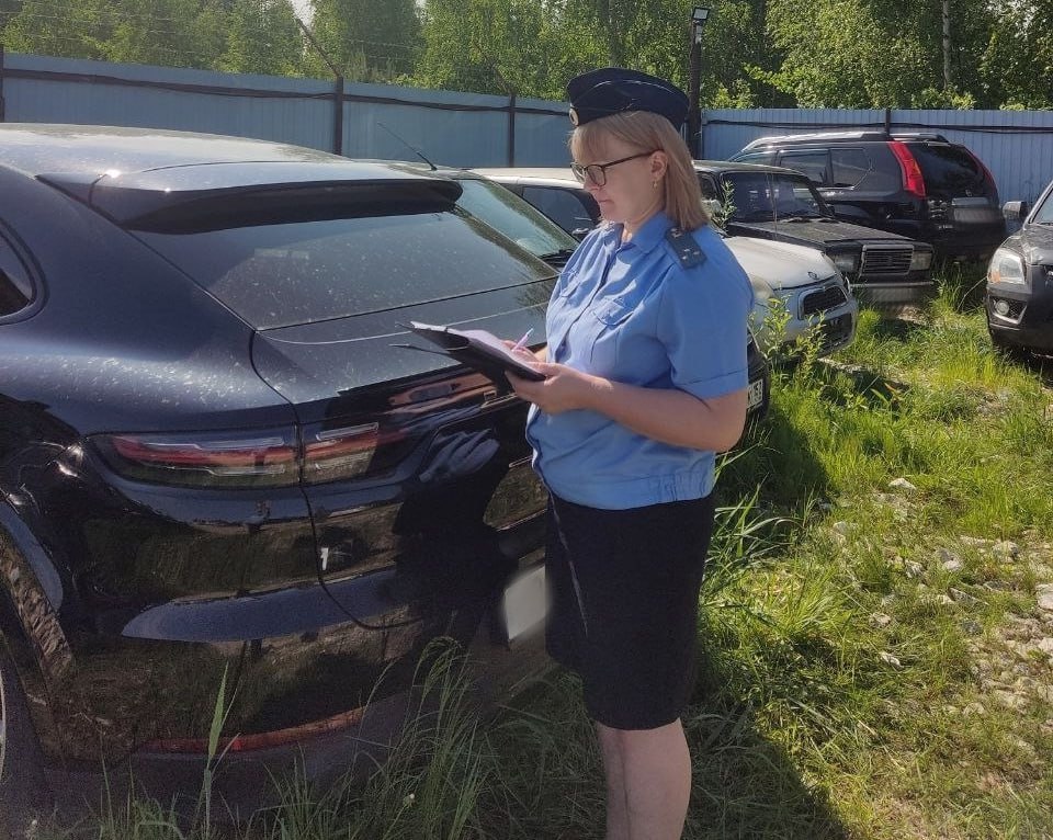 «Послужит достижению целей СВО»: приставы изъяли у нижегородца Porsche Cayenne на нужды фронта Дорогостоящую иномарку конфисковали у жителя Нижегородской области по приговору суда, говорится в сообщении местного управления ФССП. Мужчину судили по делу о нарушении правил дорожного движения ст. 264.1 УК РФ за вождение в пьяном виде. Он был признан виновным, автомобиль был изъят в собственность государства. Приставы предложили Минобороны передать Porsche на военные «нужды»: «Представители военного ведомства посчитали, что спортивный кроссовер послужит достижению целей специальной военной операции», — говорится в пресс-релизе ФССП. Porsche уже передан военным представителям, исполнительное производство «окончено фактическим исполнением». Фото: ГУФССП России по Нижегородской области / соцсети