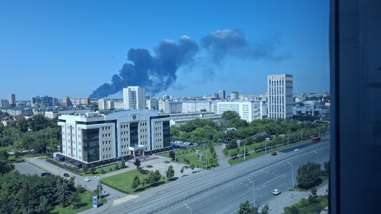 В Казани на территории предприятия произошел пожар Сегодняшнее утро в Казани было омрачено происшествием в поселке Юдино, где на улице Революционная вспыхнул пожар из-за возгорания растворителя на одном из местных предприятий. Информация, полученная от ГУ МЧС России по РТ, указывает, что пожарные оперативно приступили к ликвидации огня и предотвращению его распространения на соседние здания. На момент последних сообщений, огонь был локализован на площади 50 квадратных метров, а пожар получил третью категорию сложности. Столб черного дыма, который был заметен ранее, к настоящему времени исчез.