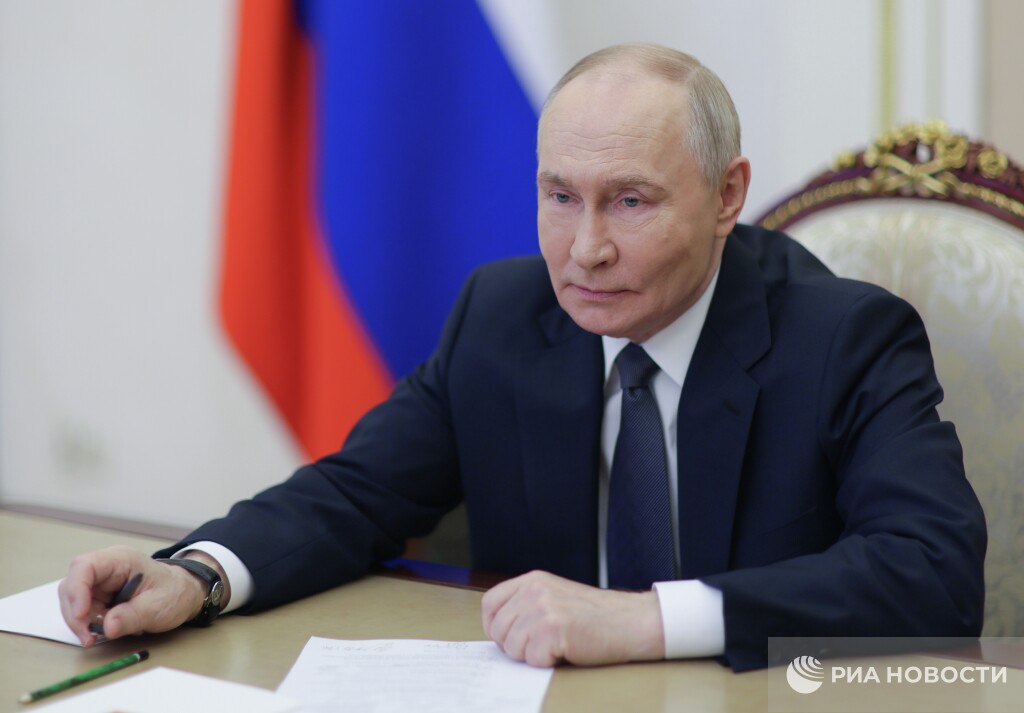 Завтра начинается госвизит Путина в Киргизию он продлится два дня Главное Оверчук Колокольцев Дегтярев Мурашко Никитин Решетников Фальков и Цивилев войдут в состав российской делегации в Киргизии сообщил Ушаков Кроме того в состав делегации войдут и представители бизнеса в том числе Абрамович Фрадков Волков Путин и Жапаров 25 ноября проведут встречу в неформальном формате Официальная церемония встречи состоится 26 ноября затем официальные переговоры Также 26 ноября президент России побеседует в Киргизии с Лукашенко Лидеры стран ОДКБ в Киргизии подведут итоги совместной работы за прошедший год и наметят дальнейшие планы Путин пообщается с журналистами по итогам поездки в Киргизию Подписаться на РИА Новости