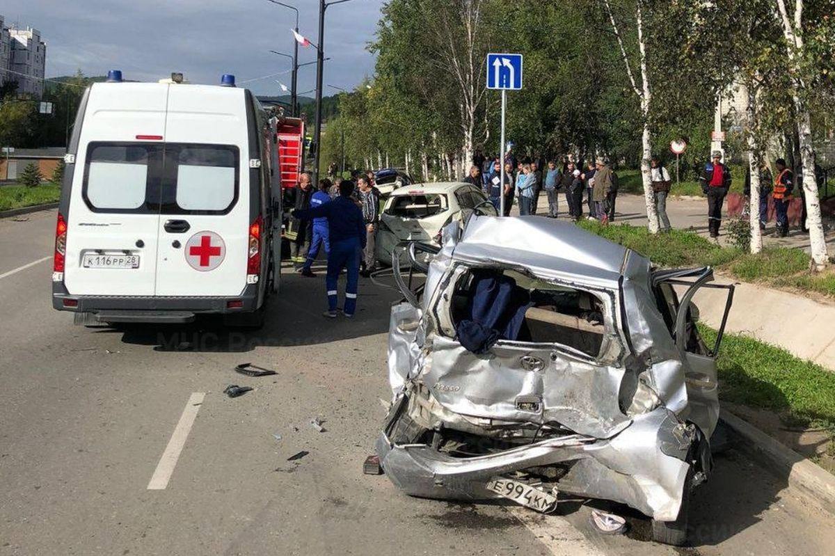 Спасатели в Тынде достали двоих мужчин из покореженного после тройного ДТП авто  На улице Красная Пресня сегодня утром столкнулись три легковых автомобиля. Серьезная авария потребовала вмешательства медиков и полиции. В одной из машин заперты оказались двое мужчин.   Пожарные с помощью аварийно-спасательного инструмента разжали покореженный металл одной из машин, помогли выбраться зажатым в ней амурчанам и отключили аккумуляторную батарею.