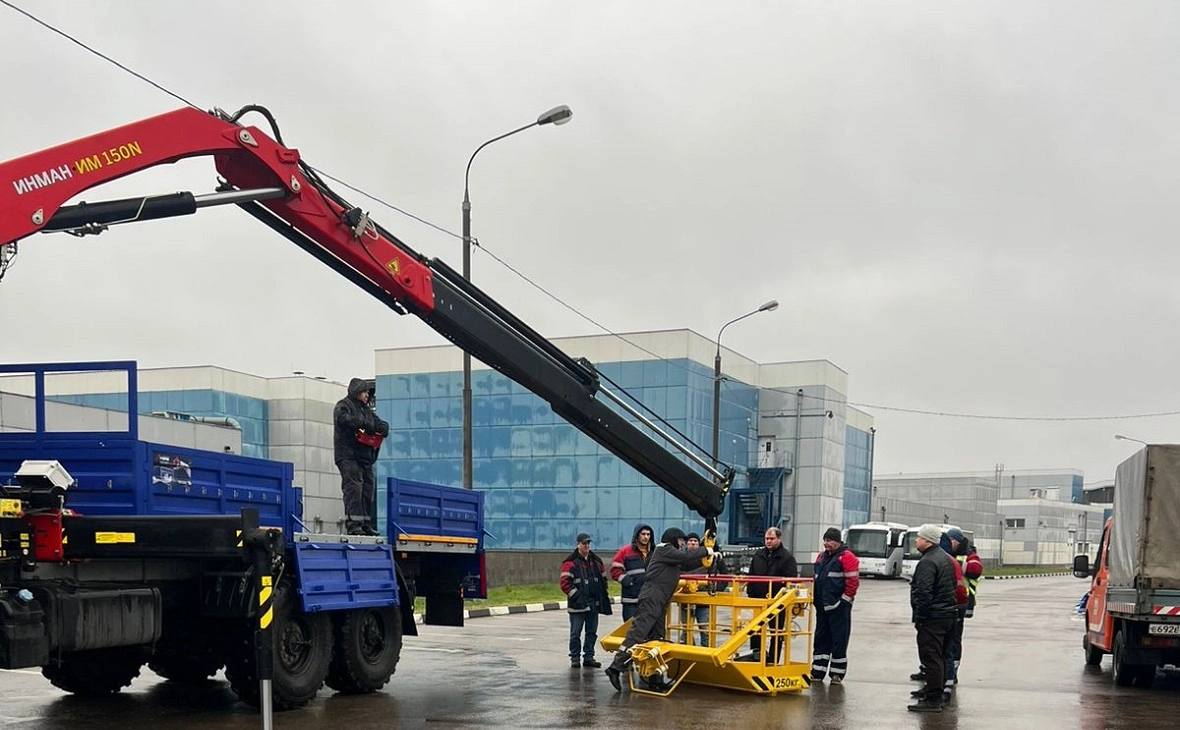Две компании из Башкирии попали под британские санкции Власти Великобритании расширили санкции против России включив в него 297 новых лиц Среди них две компании из Башкирии Это ишимбайское АО Инман и нефтекамское ООО Палфингер Кама цилиндры ПКЦ выяснил РБК Уфа Оба предприятия вовлечены в дестабилизацию подрыв или угрозы территориальной целостности суверенитету и независимости Украины говорится в документе опубликованном правительством Соединенного Королевства АО Инман крупнейший российский производитель краноманипуляторных установок различной грузоподъемности Завод основан в 1992 году в Ишимбае и изначально поставлял автокраны для нефтяников В 2011 году компанию выкупил австрийский производитель автокранов Palfinger По данным на сайте организации за четыре года зарубежный владелец инвестировал в ишимбайское производство 14 млн евро По данным сервиса проверки контрагентов Rusprofile в 2021 году Palfinger вышел из состава учредителей завода Нынешние бенефициары компании не раскрываются В 2024 году предприятие показало выручку в 3 3 млрд и чистую прибыль 44 млн руб РБК Уфа в Telegram РБК Уфа в MAX