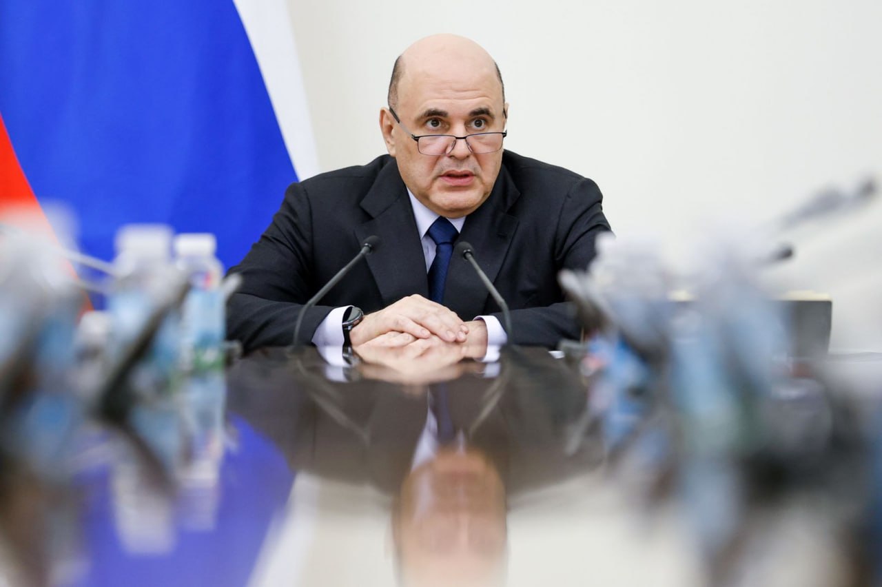 Мишустин заявил что нацпроекты обеспечены финансированием и рассказал о текущих успехах В 2025 году будет возведено свыше 100 млн квадратных метров жилья 300 школьных зданий было построено в 2025 году Объем промышленного экспорта вырос на 18 год к году Рост ВВП за 3 года приблизился к 10 Средствами маткапитала распорядились более 1 5 млн семей Правительство РФ формирует план внедрения генеративного ИИ на уровне госуправления регионов и отраслей заявил премьер министр РФ Михаил Мишустин jkinvest news jkinvest