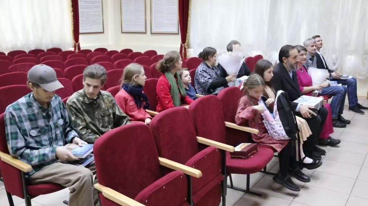 Семья из США переехала в Нижний Новгород из-за традиционных ценностей Еще 14 иностранцев, переехавших в Нижний Новгород, получили разрешения на временное проживание в России. Мигранты переехали из Австрии, США, Канады и Германии из-за непринятия идеологических установок, которые реализуются этими странами. Так, американец рассказал, что его семья разделяет духовные традиционные ценности России. Нижегородская Стрелка Z Подпишись