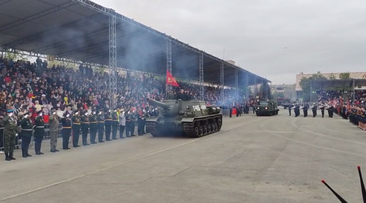 Парад Победы в Оренбурге можно будет посмотреть в прямом эфире Транслировать торжественное шествие 9 мая будет правительство Оренбургской области в официальном аккаунте соцсети «ВКонтакте», а также телеканалы. Начало в 10.00. Оренбуржье