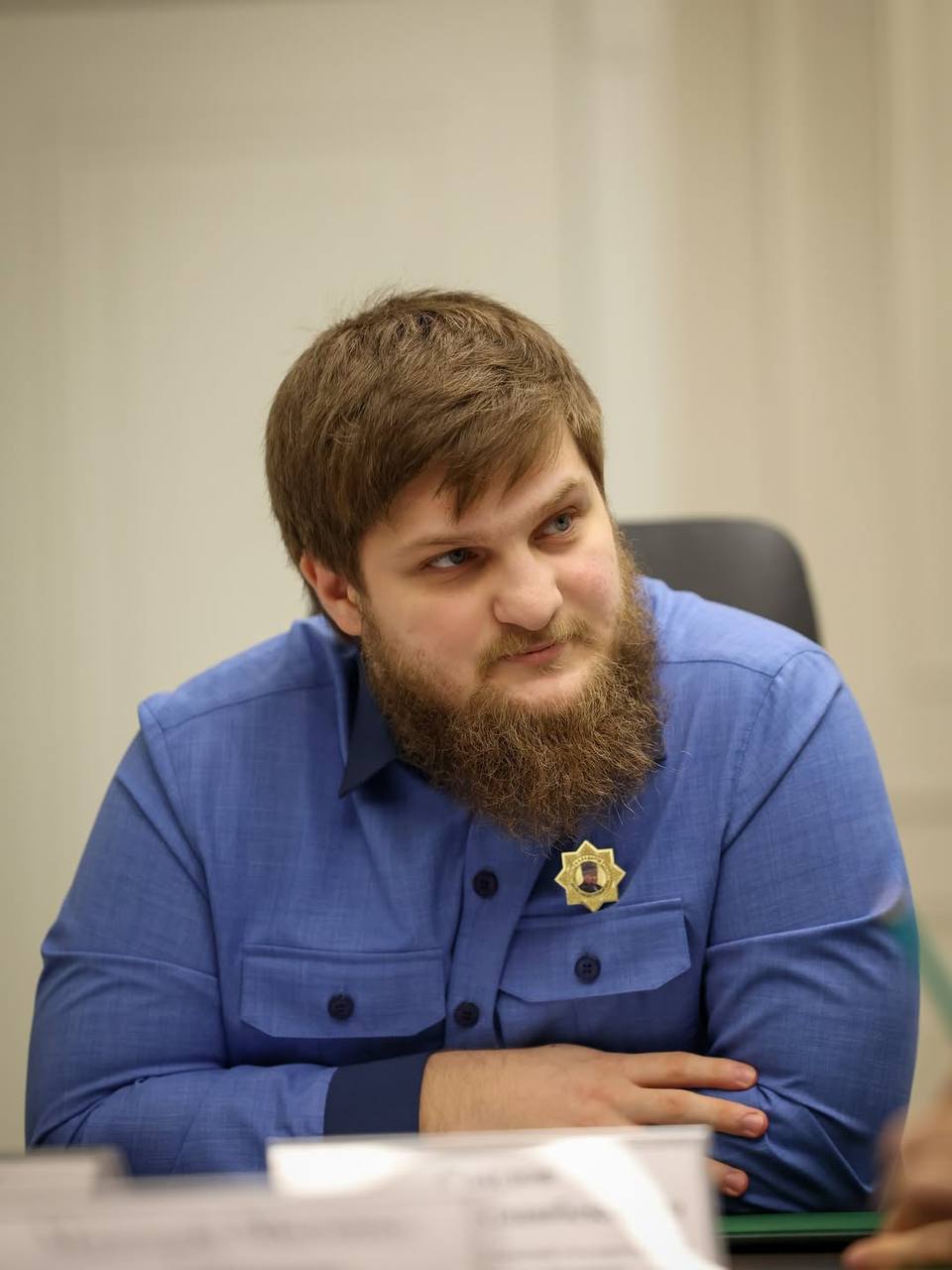 Ахмат Кадыров назначен куратором сферы образования Чеченской Республики Заместитель Председателя Правительства Чеченской Республики министр ЧР по физической культуре и спорту Ахмат Кадыров назначен куратором сферы образования республики Об этом он сообщил в телеграм канале Сфера образования всегда была и остается одним из краеугольных камней развития нашего общества и государства В связи с возложением на меня обязанностей вице премьера Чеченской Республики наш национальный Лидер Глава ЧР Герой России Рамзан Ахматович Кадыров доверил мне курировать это важнейшее направление написал министр Он отметил что в соответствии с поручениями и задачами поставленными Рамзаном Кадыровым в регионе начата активная работа направленная на выведение качества образования на еще более высокий уровень В ходе рабочей встречи с министром образования и науки ЧР Хож Бауди Дааевым были обсуждены ключевые вопросы и намечены конкретные шаги для дальнейшего развития Ахмат Кадыров напомнил что в самые трудные времена Первый Президент Герой России Ахмат Хаджи Кадыров одним из первых начал возрождать систему образования Он всегда подчеркивал важность формирования думающей образованной и здоровой молодежи На сегодняшний день в нашей образовательной системе функционирует 1 127 учреждений и общая численность работников превышает 105 тысяч человек Мы гордимся тем что доступность дошкольного образования достигнута на уровне 100 Всего функционируют 543 школы проектной мощностью 244 530 мест Фактическая численность обучающихся 299 672 человека Кроме того 497 дошкольных образовательных организаций на 63 805 мест Численность воспитанников составляет 97 722 ребенка что превышает проектную мощность Также реализуются различные программы направленные на совершенствование сферы рассказал министр