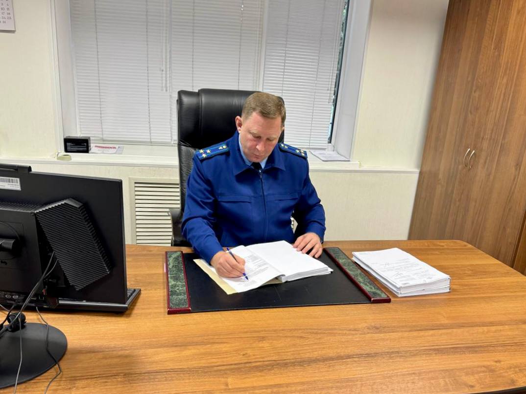 В суд направлено уголовное дело о мошенничестве при продаже недвижимости   Прокуратура Кировского района утвердила обвинительное заключение по уголовному делу в отношении 53 летней жительницы соседнего региона Она обвиняется по ч 4 ст 159 УК РФ мошенничество совершенное в особо крупном размере По версии следствия обвиняемая решила продать принадлежащий ей жилой дом и земельный участок в Новопавловске В декабре 2024 года женщина заключила c покупательницей предварительное соглашение о продаже недвижимости с условием рассрочки до декабря 2025 года Получив от приобретателя задаток в размере 500 тыс рублей обвиняемая решила не переоформлять недвижимость на покупателя Далее в период с апреля по июль 2025 года фигурантка на основании договора купли продажи продала недвижимость третьему лицу за 2 7 млн рублей В продолжение умысла обвиняемая в сентябре 2025 года получила от первой покупательницы еще 500 тыс рублей В результате противоправных действий продавца потерпевшей причинен ущерб на сумму 1 млн рублей  Указанное уголовное дело направлено прокурором в Кировский районный суд для рассмотрения по существу  Санкция ч 4 ст 159 УК РФ предусматривает наказание в виде лишения свободы на срок до 10 лет   Сайт Тelegram ВК Обратиться в прокуратуру