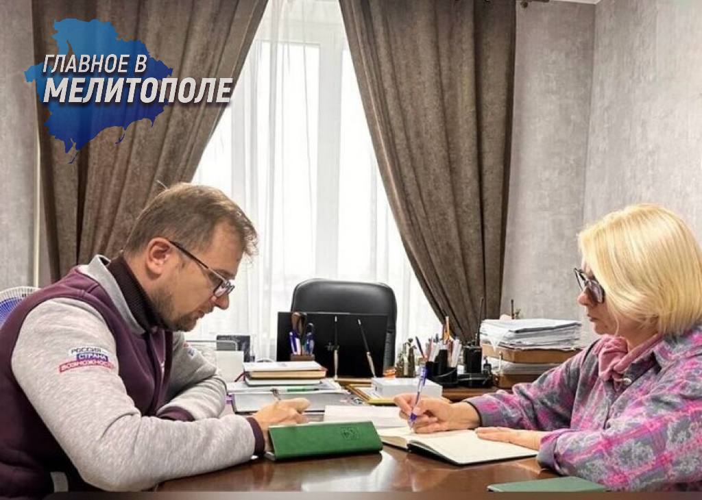 Ветераны СВО осваивают государственное и муниципальное управление в Запорожской области Победитель программы Zапорожские герои ветеран СВО под позывным Сида начала практическую подготовку в департаменте внутренней политики администрации губернатора Запорожской области В рамках стажировки участница изучает структуру ведомства нормативно правовую базу и участвует в реальных управленческих проектах