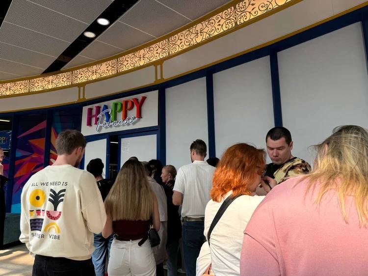 Сотни людей пришли на штурм фитнес-клуба Happy Fitness на улице Коллонтай 1 июня клиенты получили письма о закрытии клуба, якобы, из-за высокой арендной платы. Вскоре выяснилось, что владельцев абонементов хотят оставить без компенсаций и спустить всё на тормозах. Число пострадавших выросло до тысячи человек. Они уже обратились в прокуратуру и Роспотребнадзор, а также намерены идти в суд, чтобы добиться возбуждения уголовного дела. Прокуратура Петербурга начала проверку по факту жалоб. : Любовь Руденко : СПб — отдай свой буст нам