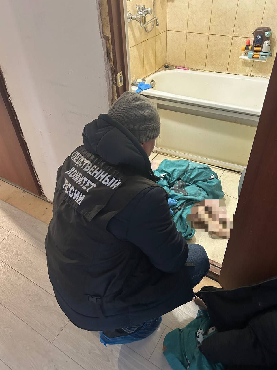 Сейчас Архангельск Жительницу Котласа отправили в психиатрическую больницу за убийство своих детей Следствие установило что 29 ноября 2024 года женщина пыталась утопить полуторагодовалого сына а 28 декабря утопила его и трехлетнюю дочь в ванной после чего нанесла детям удары молотком по голове и покинула квартиру Судебно психиатрическая экспертиза признала женщину невменяемой на момент совершения преступления Сейчас Архангельск