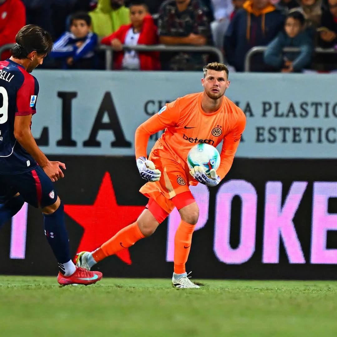 Вратарь Интера насмерть сбил пенсионера колясочника 81 летний мужчина скончался на месте Хосеп Мартинес который был за рулем не пострадал По информации La Gazzetta dello Sport погибший неожиданно выехал на узкую дорогу Подписывайтесь на РИА Новости Спорт в MAX