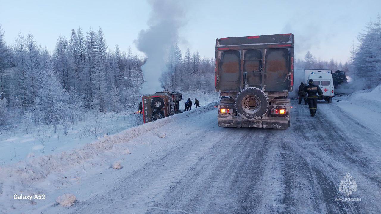 В Сахалинской области в 50-градусный мороз сотрудники МЧС России спасли водителя грузовика  На федеральной автодороге Колыма, в 20-ти километрах от Сусумана, столкнулись 2 грузовика. Большегруз от удара слетел с дороги и перевернулся.   «Работали в тяжелых условиях. Чтобы освободить водителя, растягивали деформированную кабину тросами. Чтобы пострадавший не замерз, развели костер. Спасенного водителя передали врачам», - рассказал начальник пожарно-спасательной части №4 Михаил Ногин.