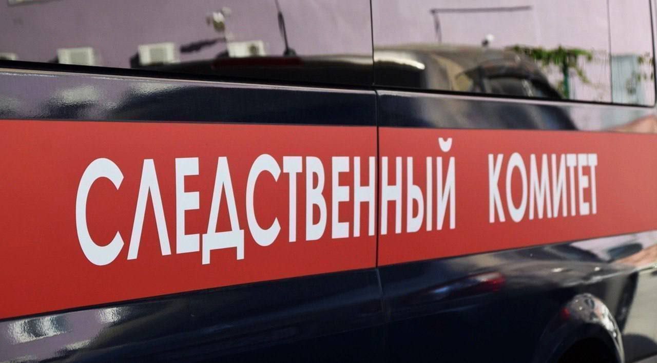 Следователями СК России завершено расследование уголовного дела о публичных призывах к осуществлению деятельности, направленной против безопасности Российской Федерации Следственным управлением Следственного комитета Российской Федерации по Херсонской области завершено расследование уголовного дела в отношении 47-летней жительницы Великолепетихского муниципального округа. Она обвиняется в совершении преступления, предусмотренного п. «в» ч. 2 ст. 280.4 УК РФ публичные призывы к осуществлению деятельности, направленной против безопасности Российской Федерации, совершенные с использованием информационно-телекоммуникационной сети «Интернет» . Следствием установлено, в октябре 2022 года женщина на своей личной странице в одной из социальных сетей разместила текст, содержащий публичный призыв к осуществлению деятельности, направленной против безопасности России. Она призывала переводить денежные средства на нужды украинских военных, участвующих в боевых действиях против Российской Федерации. Следователями следственного отдела назначены и проведены судебные экспертизы, выводы которых в совокупности с иными доказательствами полностью изобличают обвиняемую в совершенном преступлении. Допрошены свидетели. В ходе допроса фигурантка преступления признала свою вину в полном объеме. Следствием собрана достаточная доказательственная база, в связи с чем уголовное дело с утвержденным надзорным ведомством обвинительным заключением направлено в суд для рассмотрения по существу.