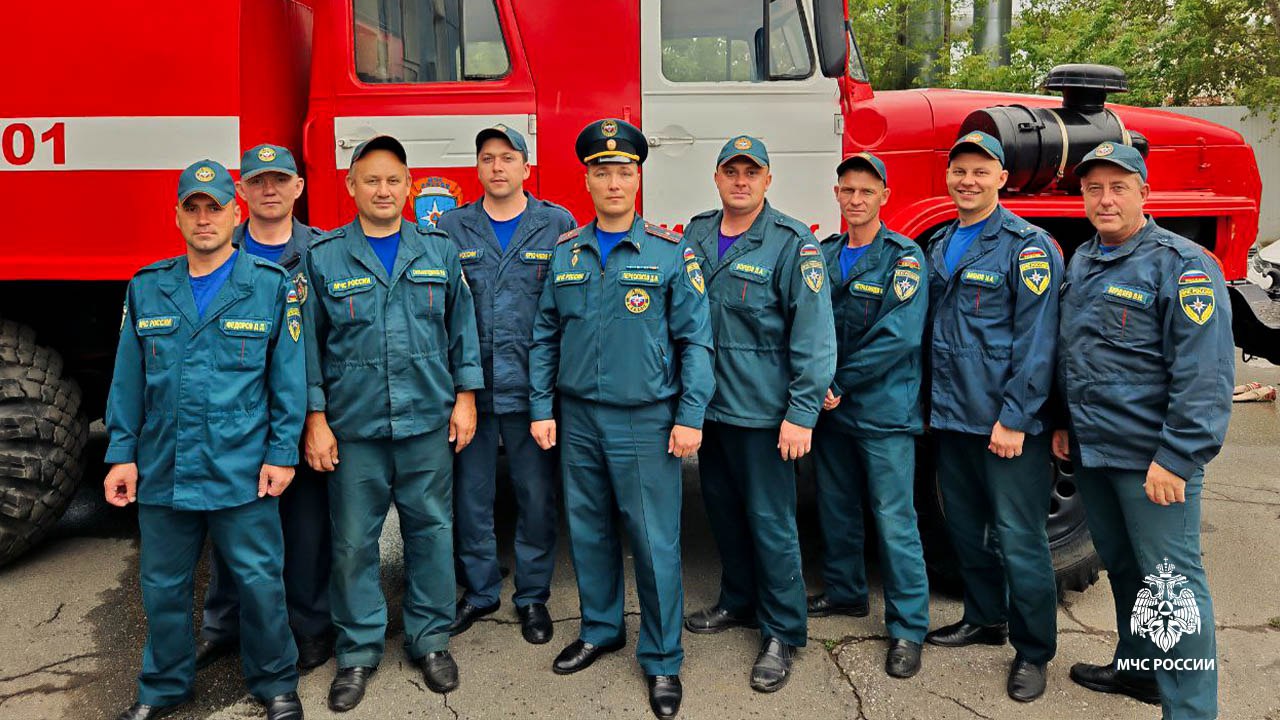 Пожарные МЧС России спасли 88-летнюю бабушку В Ленинском районе Ижевска во время тушения пожара огнеборцы заметили возгорание в соседнем доме. Руководитель тушения оперативно передислоцировал технику и личный состав к новому очагу. Горела кровля двухэтажного деревянного дома. Проведя разведку, в задымленной спальне на втором этаже нашли спящую 88-летнюю женщину. Промедление могло стоить ей жизни. «Уже было плотное задымление. Разбудил ее и хотел вывести, но она была в шоковом состоянии, сопротивлялась и боялась», - рассказал начальник ПСЧ-9 МЧС России Денис Перескоков. На помощь пришел пожарный СПСЧ Андрей Ефимов. Вместе они вынесли пенсионерку на руках, спасая от смертельной опасности. Пламя на площади 72 квадратов ликвидировали 24 специалиста и 7 единиц техники от МЧС России. Причина пожара и обстоятельства устанавливаются следственными органами и дознавателем МЧС России, привлекаются эксперты испытательной пожарной лаборатории. MAX