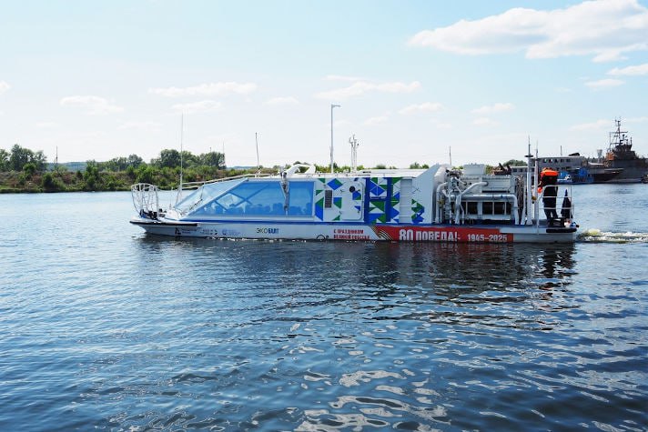 Испытания первого российского водородного судна Экобалт успешно завершены В акватории Волги у Зеленодольского завода в Татарстане прошли государственные приемочные испытания прогулочно экскурсионного катера Экобалт Это первое в России судно с энергетической установкой на водородных топливных элементах Неделей ранее установка получила сертификат соответствия от Российского классификационного общества Что важно знать о проекте Разработка Водородная установка создана Крыловским государственным научным центром КГНЦ а ключевая система рециркуляции водорода инженерами Санкт Петербургского государственного морского технического университета Технические характеристики Длина катера 15 4 м скорость до 12 км ч автономность 5 часов Судно рассчитано на 10 пассажиров Значение Экобалт станет испытательной платформой для отработки и совершенствования отечественных водородных технологий для морской отрасли Это первая отечественная энергетическая установка обладающая высоким КПД абсолютной экологичностью эластичностью в части приема электронагрузки минимальным акустическим воздействием говорится в сообщении КГНЦ Батарея с протонообменной мембраной ПЭМ батарея это устройство которое создает электричество из водорода и кислорода через химическую реакцию а не горение топлива как в большинстве двигателей Единственный вырабатываемый отход вода В числе других преимуществ энергетических установок на водородных топливных элементах высокая эффективность до 90 при когенерации быстрый запуск и заправка а также долговечность так как электроды не деградируют от циклов зарядки На территории Зеленодольского завода построена водородная заправочная станция что говорит о планах по дальнейшему развитию отечественных водородных технологий для морской отрасли Монокль главное о русском бизнесе и не только Подписаться