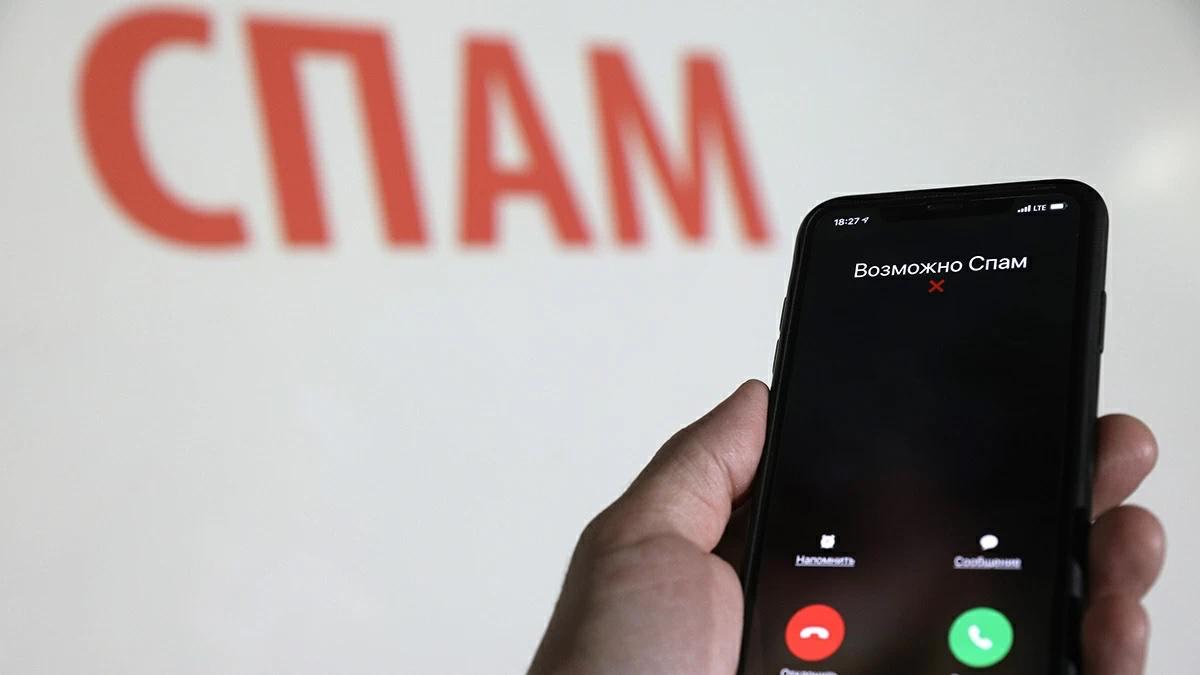 После вступления в силу с 1 сентября 2025 г закона о маркировке телефонных вызовов компаний количество спам звонков в России сократилось на 25 30 В сентябре октябре число входящих клиентам Билайна спам звонков снизилось на 29 по сравнению со средним показателем летних месяцев говорит представитель компании Схожую динамику наблюдает и Т2 по словам представителя оператора количество спам звонков снизилось на 25 Представитель Мегафона подтверждает что есть тенденция к сокращению количества массовых обзвонов после введения маркировки но подробностей в компании не раскрывают Число промаркированных звонков в Билайне выросло втрое в сравнении со среднемесячными значениями до вступления в силу закона о маркировке звонков Представитель компании отмечает что маркировка повышает качество коммуникаций Компании использующие услугу маркировки звонков фиксируют рост уровня дозвона до 60 Telegram Дзен MAX