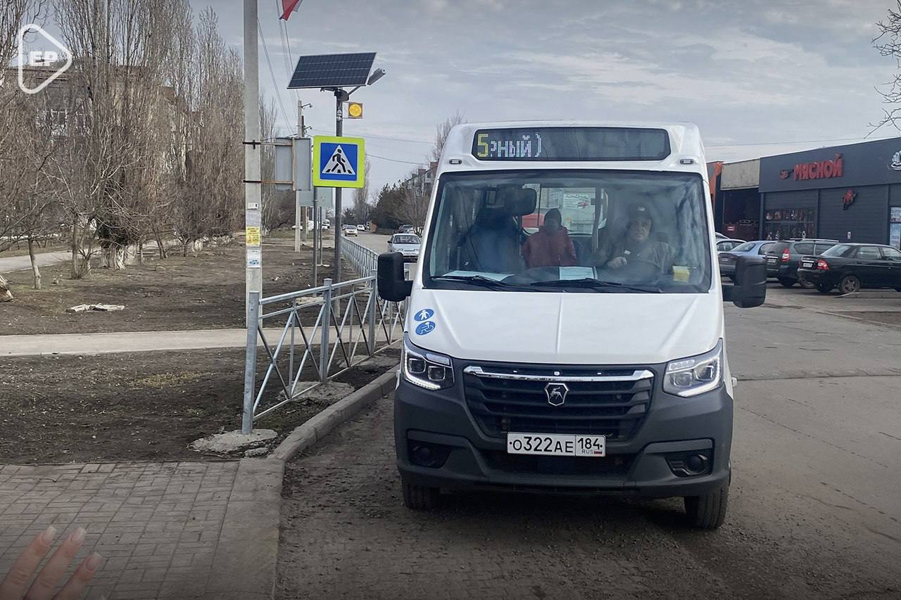 В Геническе после проверки активистами "Единой России" автобусного сообщения было откорректировано расписание движения   Установлено, что 2 похожих маршрута стоят одновременно на конечной остановке час между рейсами, а актуальное расписание не представлено на остановках. Губернатор Херсонской области Владимир Сальдо дал поручению региональному Минтрансу исправить ситуацию.    "Министерство транспорта оперативно отреагировало. Новый график уже разработан и опубликован в соцсетях. По-новому автобусы начнут ходить уже с 12 марта с интервалом в 2 раза меньше", - сказал региональный координатор федерального партийного проекта "Безопасные дороги" Павлел Тропкин.   Радио Таврия - подписаться