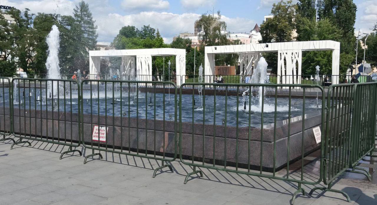 Забор вокруг фонтана на улице Московской убрали. Председатель гордумы Денис Соболев в соцсетях признал, что ограждение вокруг фонтана получилось «неудачным». По его мнению, забор портит вид Фонтанной площади, поэтому городские службы его демонтировали. «Сейчас мы ищем более подходящие варианты, которые устроят всех. Всем, кого возмутило подобное ограждение городского фонтана, приношу извинения от имени городских властей», — добавил депутат. Подписаться Прислать новость