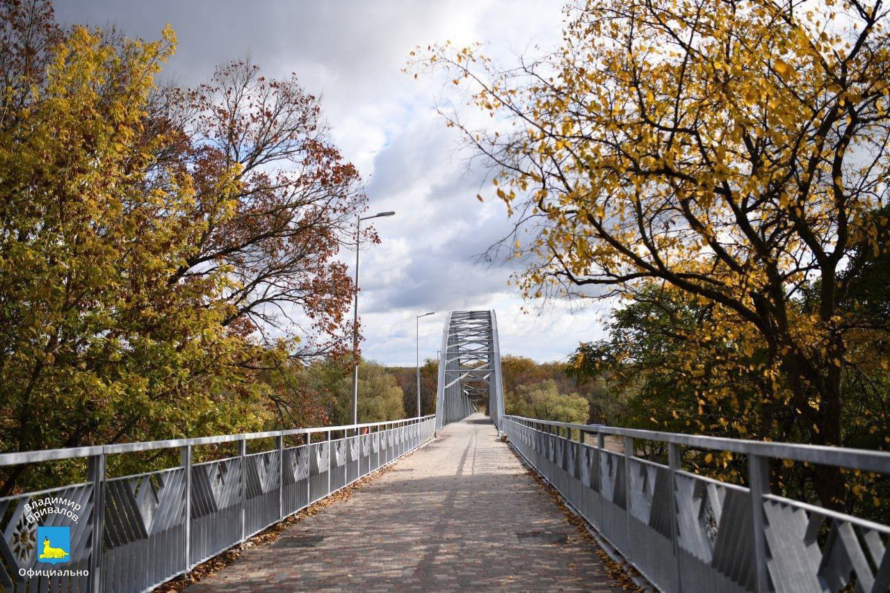 Знаменитый пешеходный мост через Сож в Гомеле откроется после реконструкции 6 ноября Реконструкция пешеходного моста с которого открывается отличный вид на Дворец Румянцевых и Паскевичей и гомельский парк подошла к концу запланировано на 6 ноября Руководство города обещает торжественное открытие обновленного объекта и красочный фейерверк Подписывайтесь sbbytoday